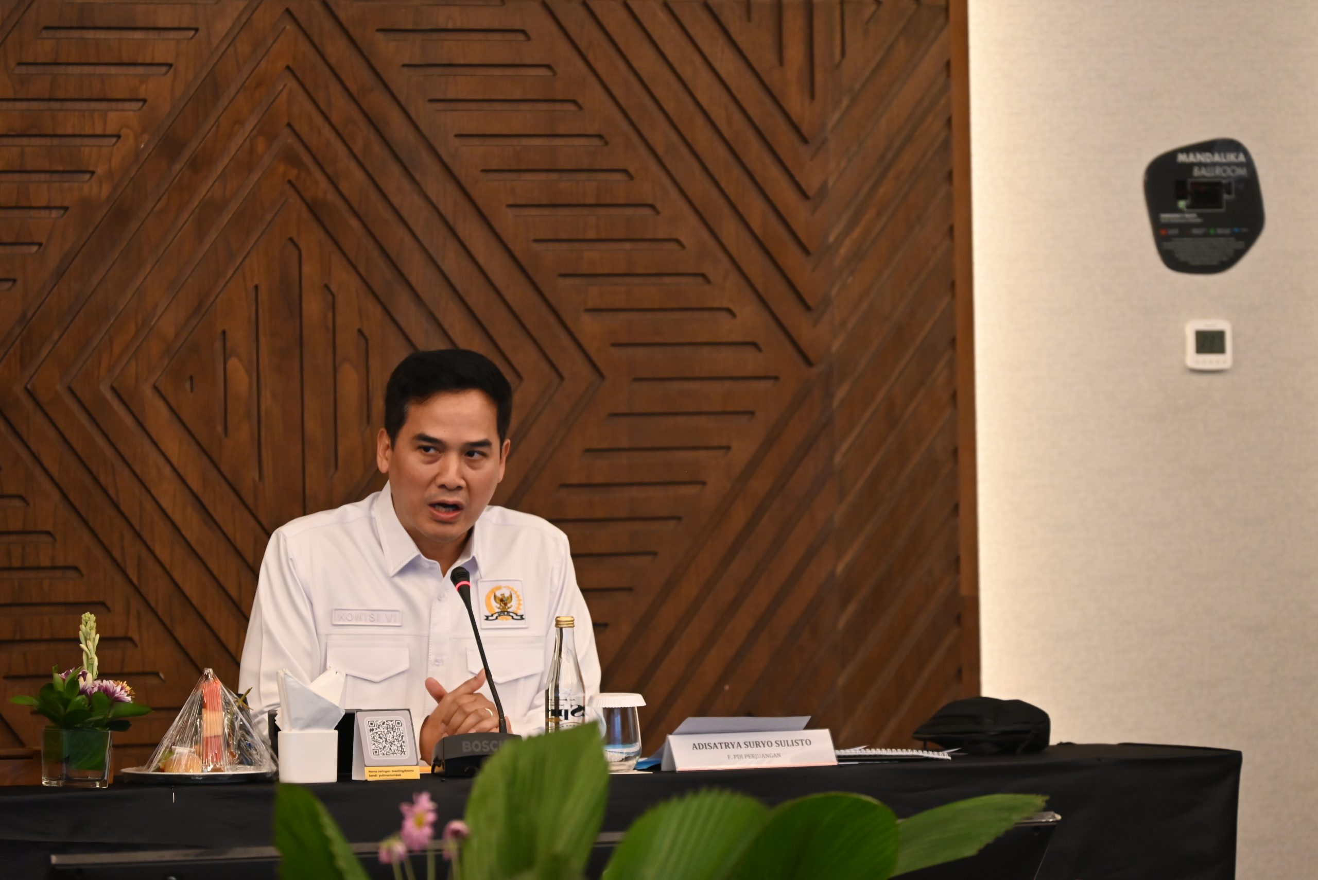 Wakil Ketua Komisi VI DPR RI, Adisatrya Suryo Sulisto saat memimpin pertemuan Kunjungan Kerja Reses (Kunres) Komisi VI di Lombok Tengah, NTB, Kamis (19/6/2025). Foto: Nadhen/vel.