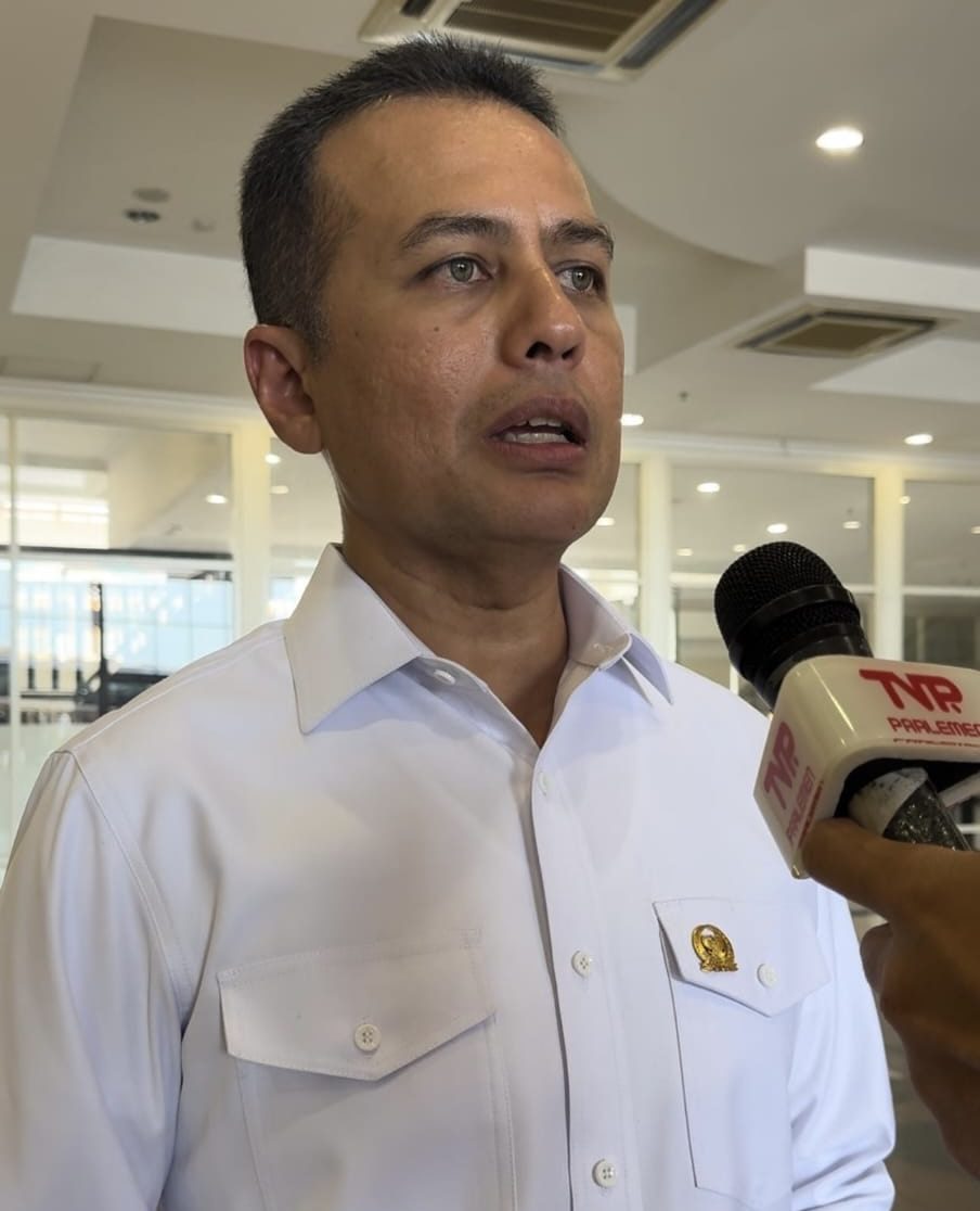 Anggota Komisi V DPR RI, Musa Rajekshah, saat diwawancara Parlementaria di sela-sela Kunjungan Kerja Reses Komisi V ke Pekanbaru, Provinsi Riau, Kamis (19/6/2025). Foto: Icha/vel.