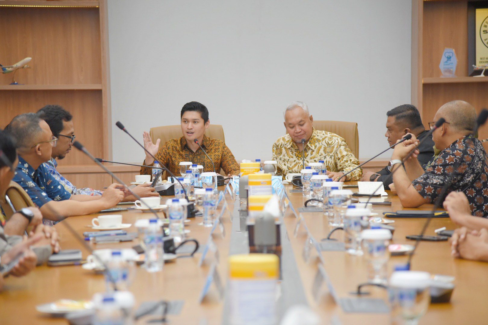 Ketua BURT DPR RI Rizki Aulia Rahman (kiri) saat memimpin Kunjungan Kerja BURT ke Bandara Soekarno Hatta, Tangerang, Banten, Jumat (13/6/2025). Foto: Aisyah/vel.