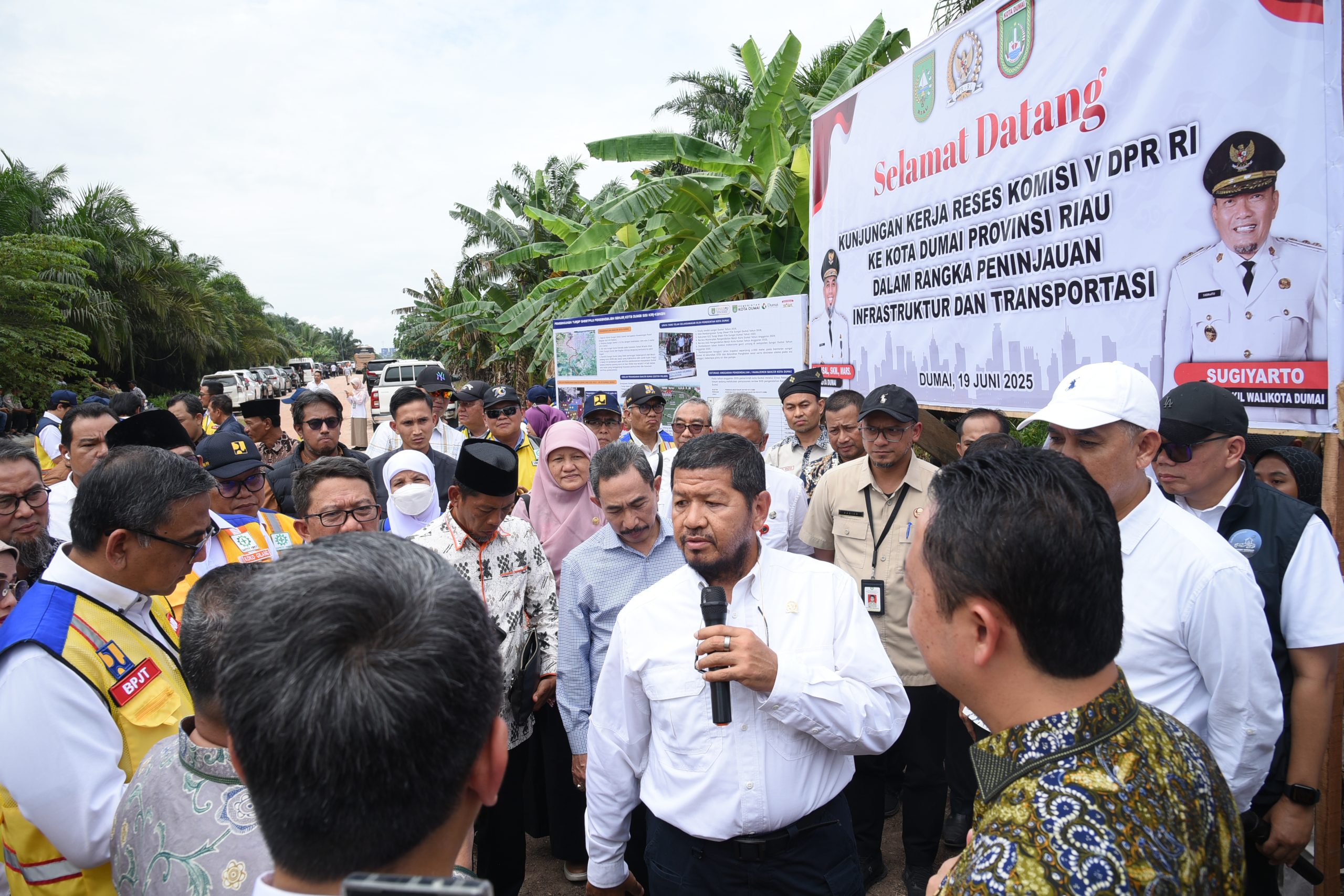 Wakil Ketua Komisi V DPR RI, Roberth Rouw, saat meninjau pembangunan infrastruktur jalan di Kota Dumai, dalam rangkaian Kunjungan Kerja Reses Komisi V DPR RI di Dumai, 19 Juni 2025. Foto: Icha/vel.
