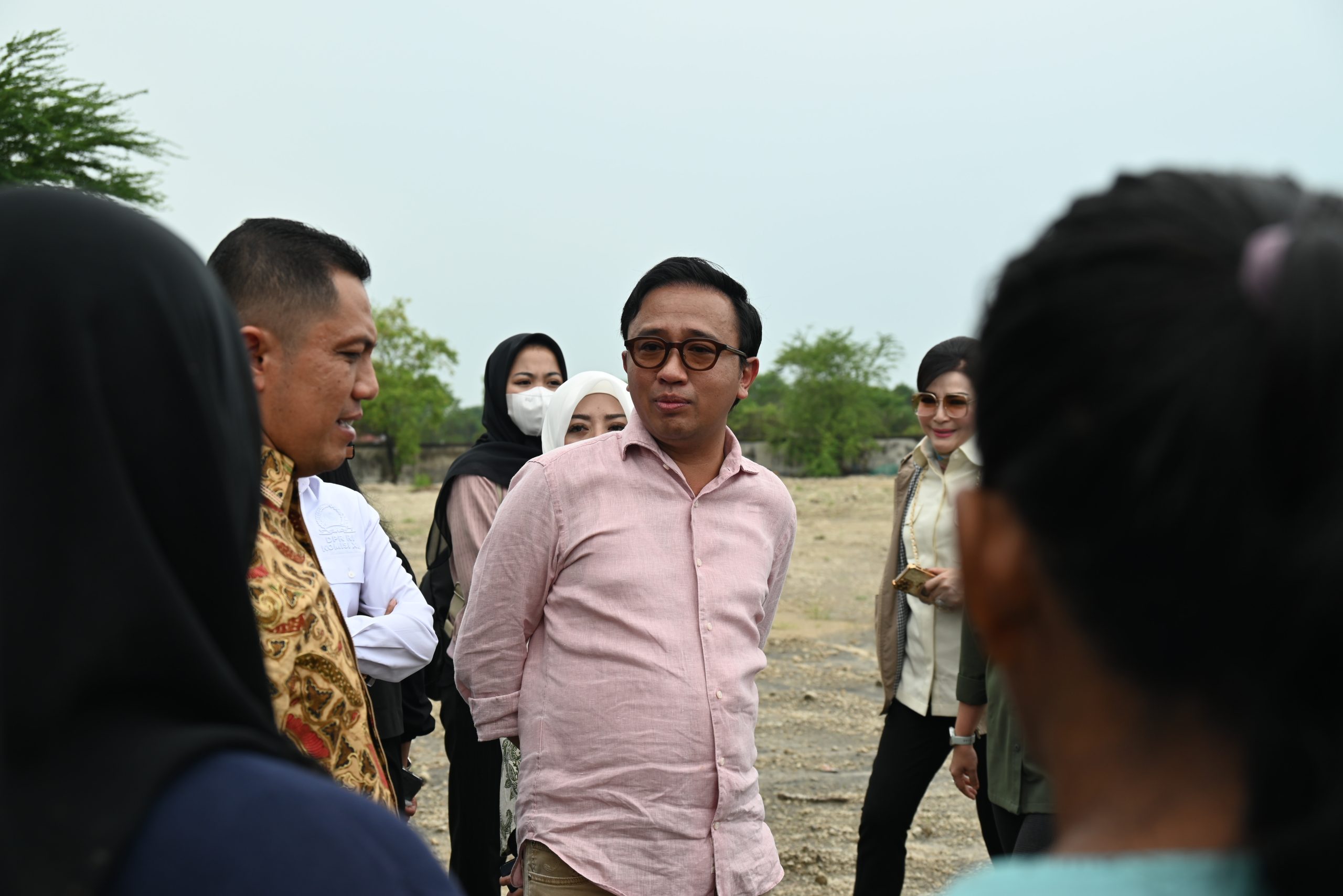 Wakil Ketua Komisi XII DPR RI Bambang Heriyadi saat memimpin sidak Komisi XII DPR RI ke industri yang berlokasi di sekitar Pelabuhan Belawan, Kota Medan, Sumut, Jumat (20/6/2025). Foto: Tasya/vel.