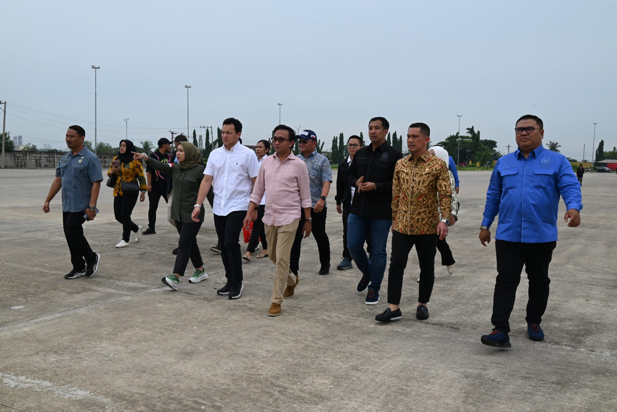 Wakil Ketua Komisi XII DPR RI Bambang Heriyadi bersama tim saat meninjau langsung lahan penimbunan limbah yang digunakan PT Sumatra Tobacco Trading Company (STTC) di Sumatera Utara, Jumat (20/6/2025). Foto: Tasya/vel.