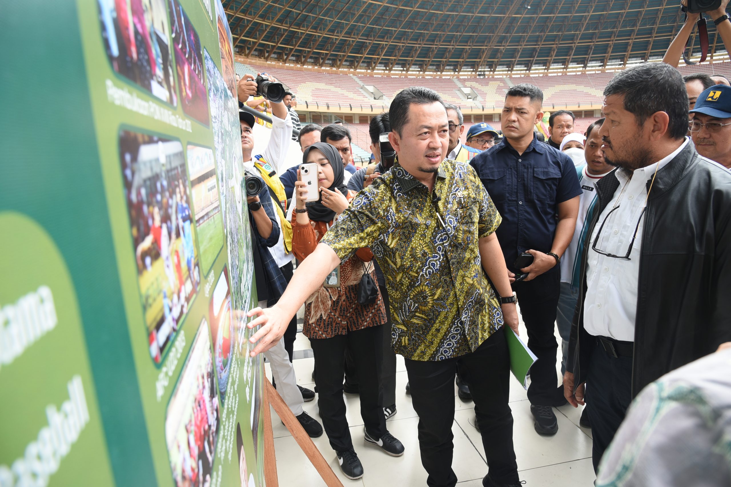 Anggota Komisi V DPR RI, Syahrul Aidi Maazat, saat meninjau Stadion Utama Riau dalam kunjungan kerja reses Komisi V DPR RI di Pekanbaru, 19 Juni 2025. Foto: Icha/vel.