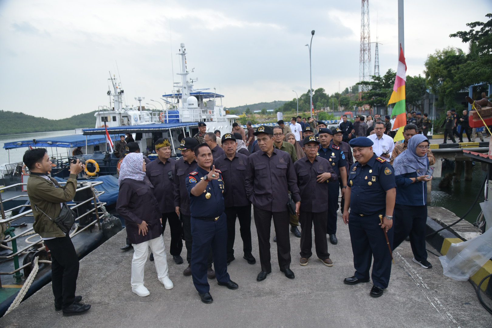 Wakil Ketua Komisi IV DPR RI Abdul Kharis Almasyhari bersama rombongan saat meninjau armada pengawasan laut di Pangkalan PSDKP Batam, Kepulauan Riau, Jumat (20/6/2025). Foto: Andri/vel.