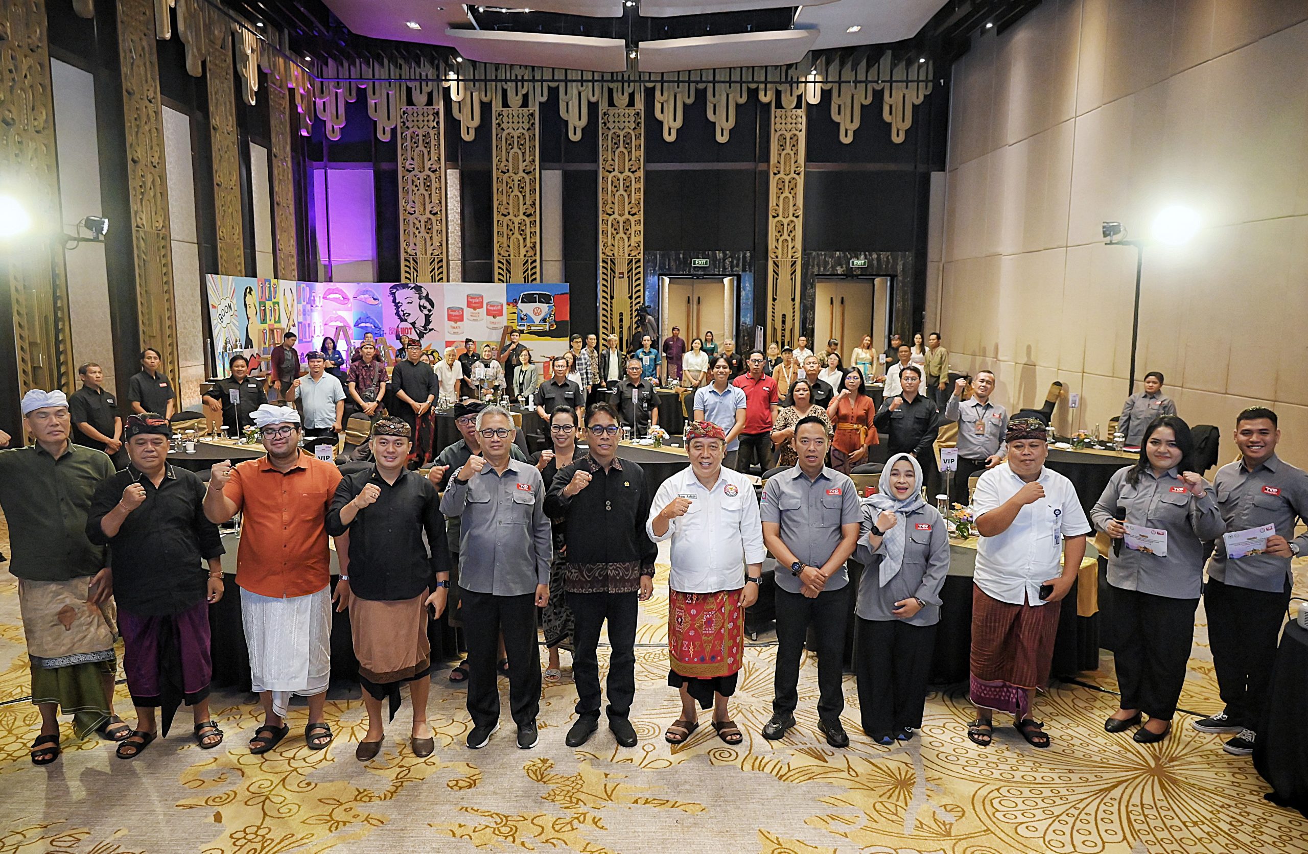 Kepala Biro Pemberitaan Parlemen Setjen DPR RI, Indra Pahlevi foto bersama saat menghadiri acara loka karya TVR Parlemen di Bali - Denpasar, Kamis (12/6/2025). Foto : Tari/Andri.