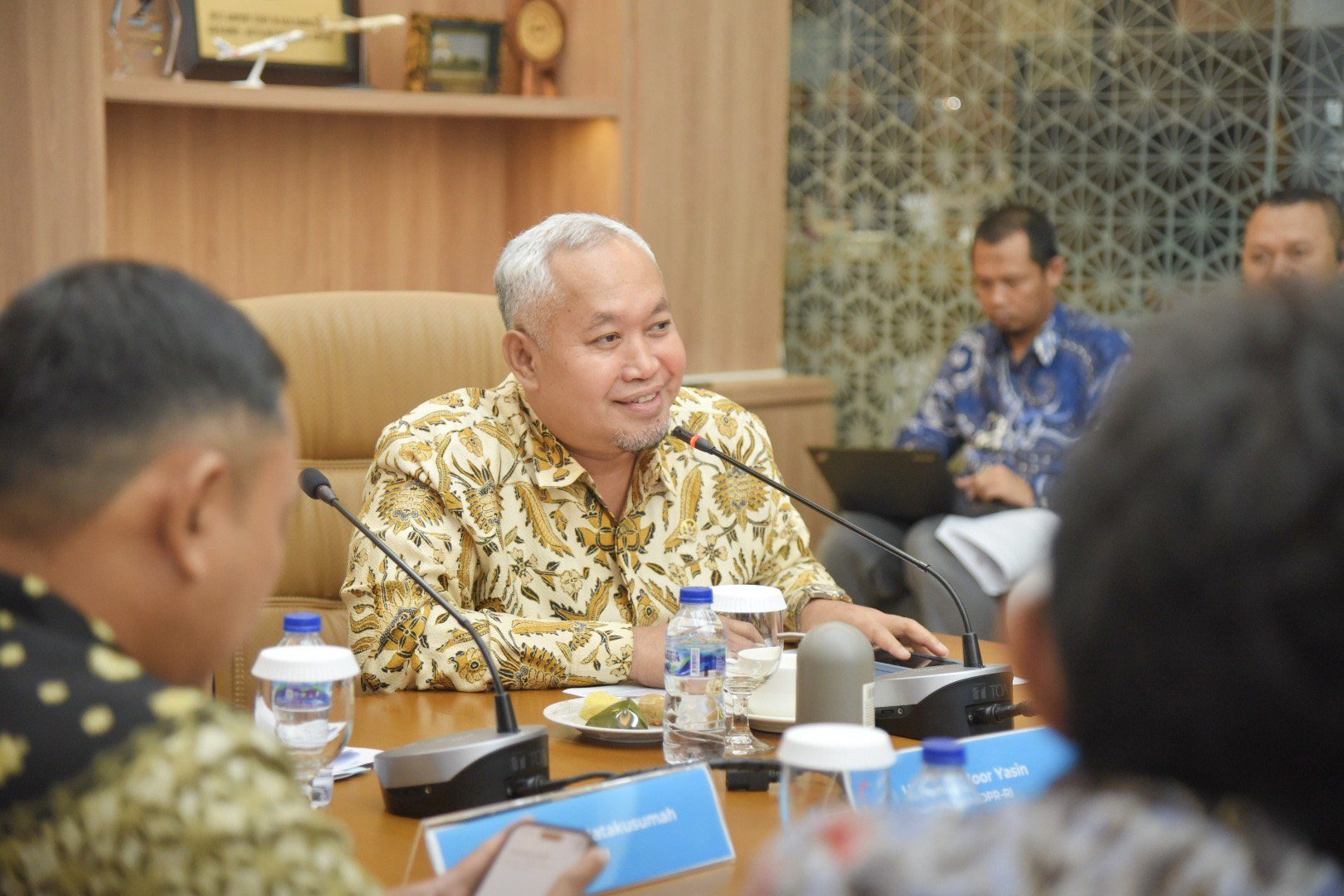 Anggota Badan Urusan Rumah Tangga (BURT) DPR RI, Hamid Noor Yasin, saat mengikuti pertemuan di Bandara Soekarno Hatta, Tangerang, Banten, Jumat (13/6/2025). Foto: Aisyah/vel.