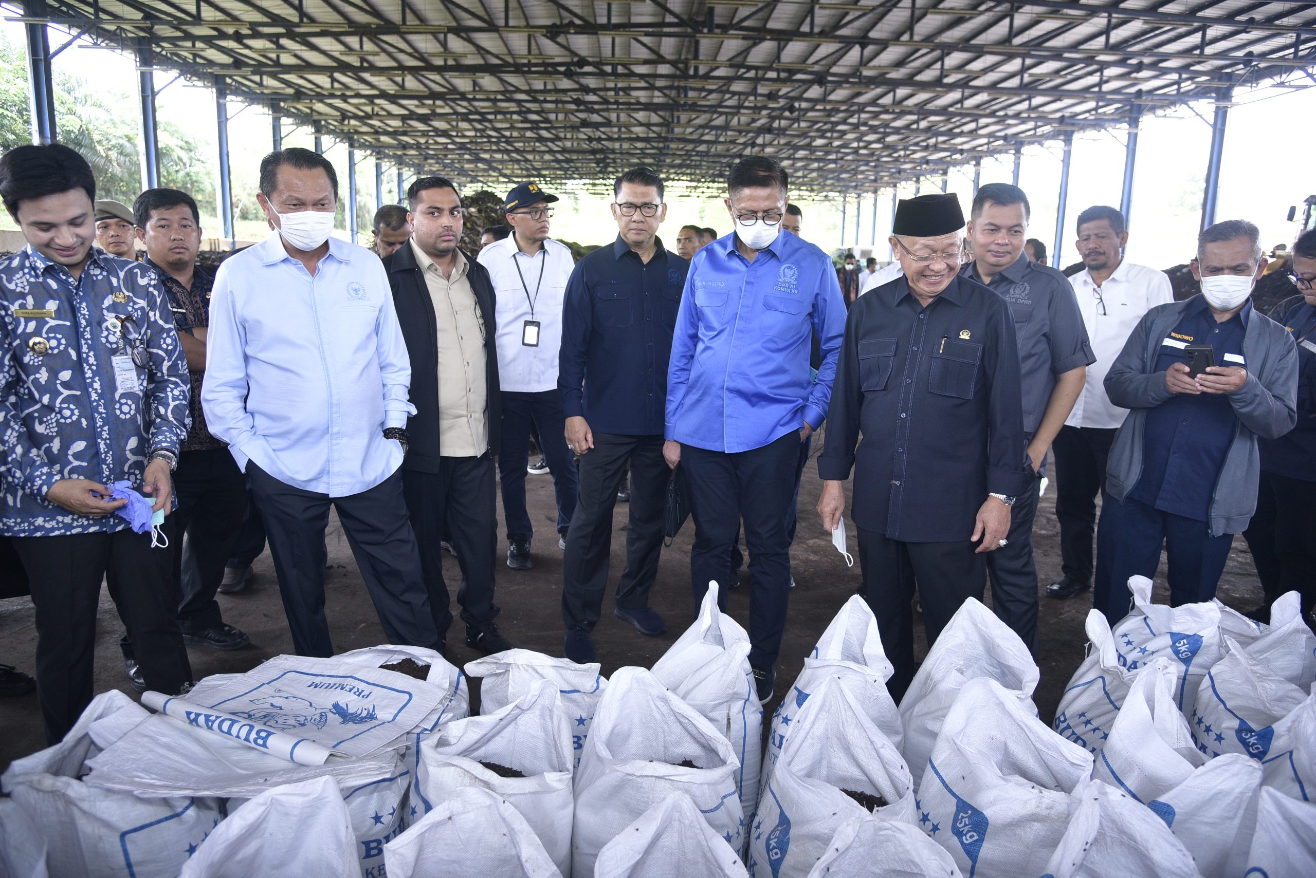 Tim Komisi XII DPR RI meninjau langsung bersama Wakil Wali Kota Jambi Diza Hazra Aljosha serta didampingi Kepala Dinas Lingkungan Hidup Kota Jambi Ardi di Tempat Pembuangan Akhir (TPA) Talang Gulo Kota Jambi, Jambi, Kamis(19/06/2025). Foto: Munchen/vel.