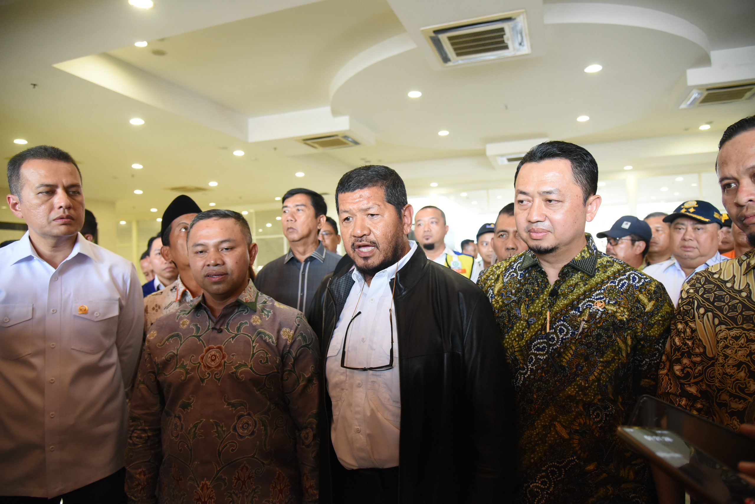 Wakil Ketua Komisi V DPR RI, Roberth Rouw, bersama rombongan meninjau langsung kondisi Stadion Utama Riau dalam rangka Kunjungan Kerja Reses Komisi V DPR RI di Pekanbaru, 19 Juni 2025. Foto: Icha/vel.