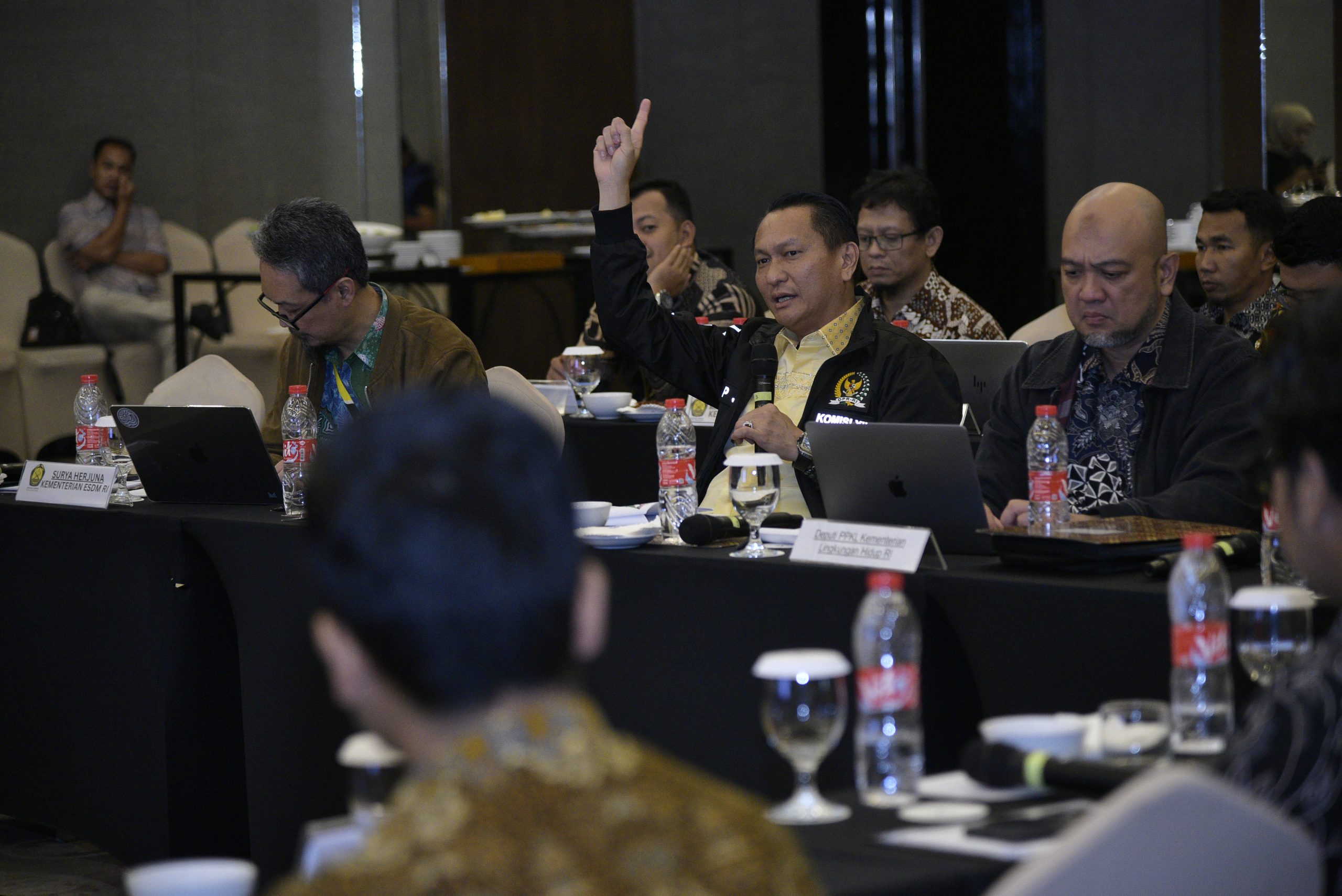 Ketua Komisi XII DPR RI Bambang Patijaya memimpin pertemuan dalam Kunker Reses Komisi XII DPR RI di Jambi, Jumat(20/06/2025). Foto: Munchen/vel.