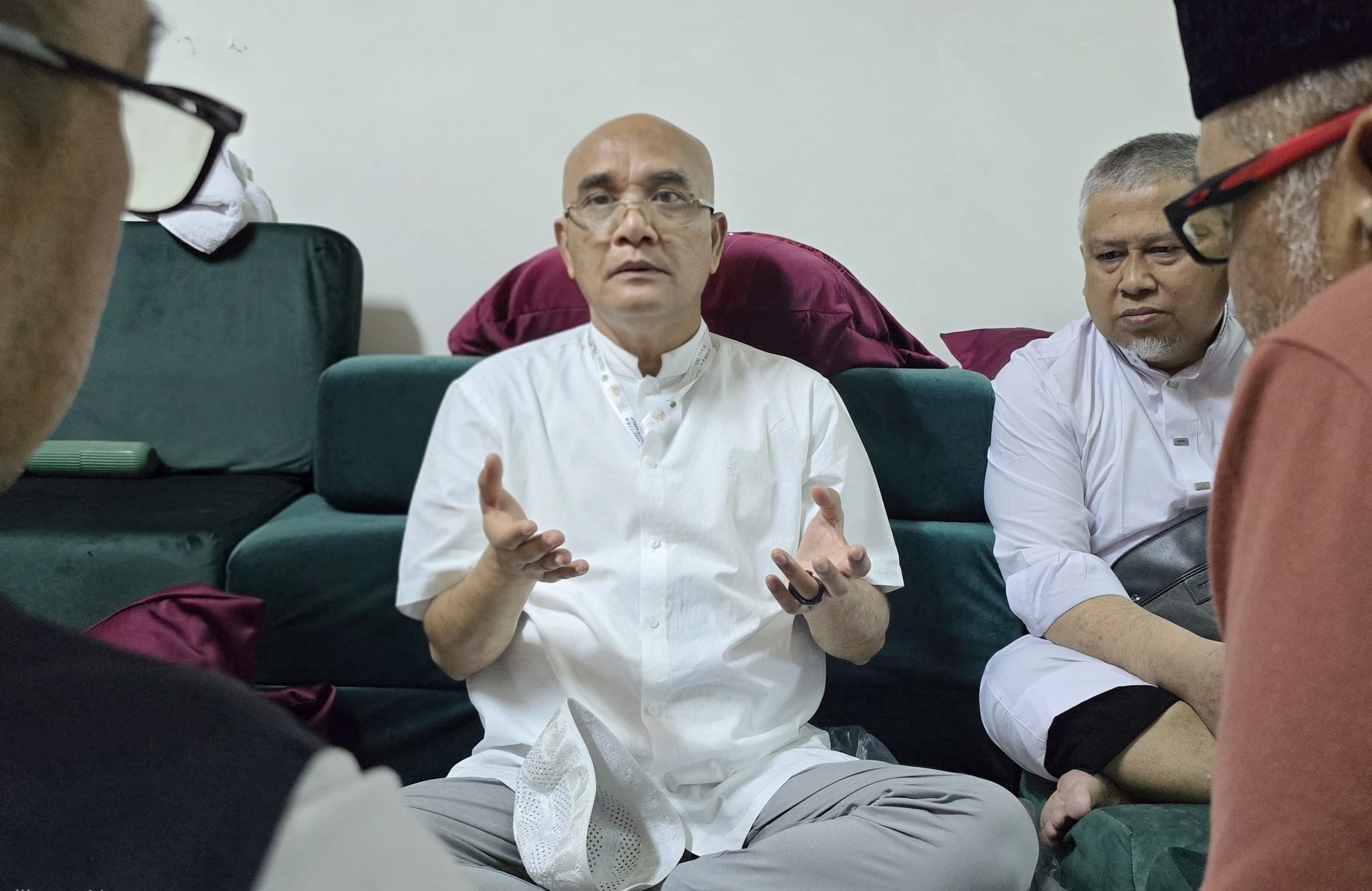 Ketua Komisi VIII DPR RI Marwan Dasopang (tengah) saat melakukan pertemuan informal dengan Kepala Badan Penyelenggara Haji (BPH) Indonesia di Makkah. Foto: rdn/vel.