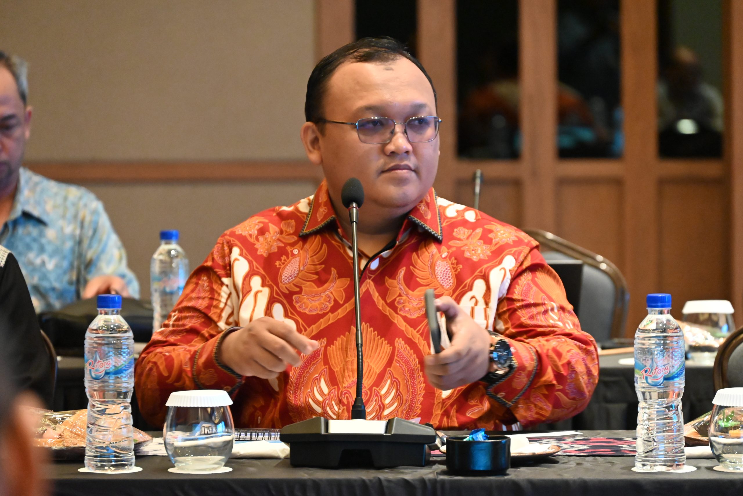 Anggota Komisi XI DPR RI, Muhammad Kholid, saat pertemuan dengan Kementerian Keuangan, Lembaga Penjamin Simpanan (LPS), dan Otoritas Jasa Keuangan (OJK) di Manggarai Barat, NTT, Rabu (28/05/2025). Foto: Singgih/vel.