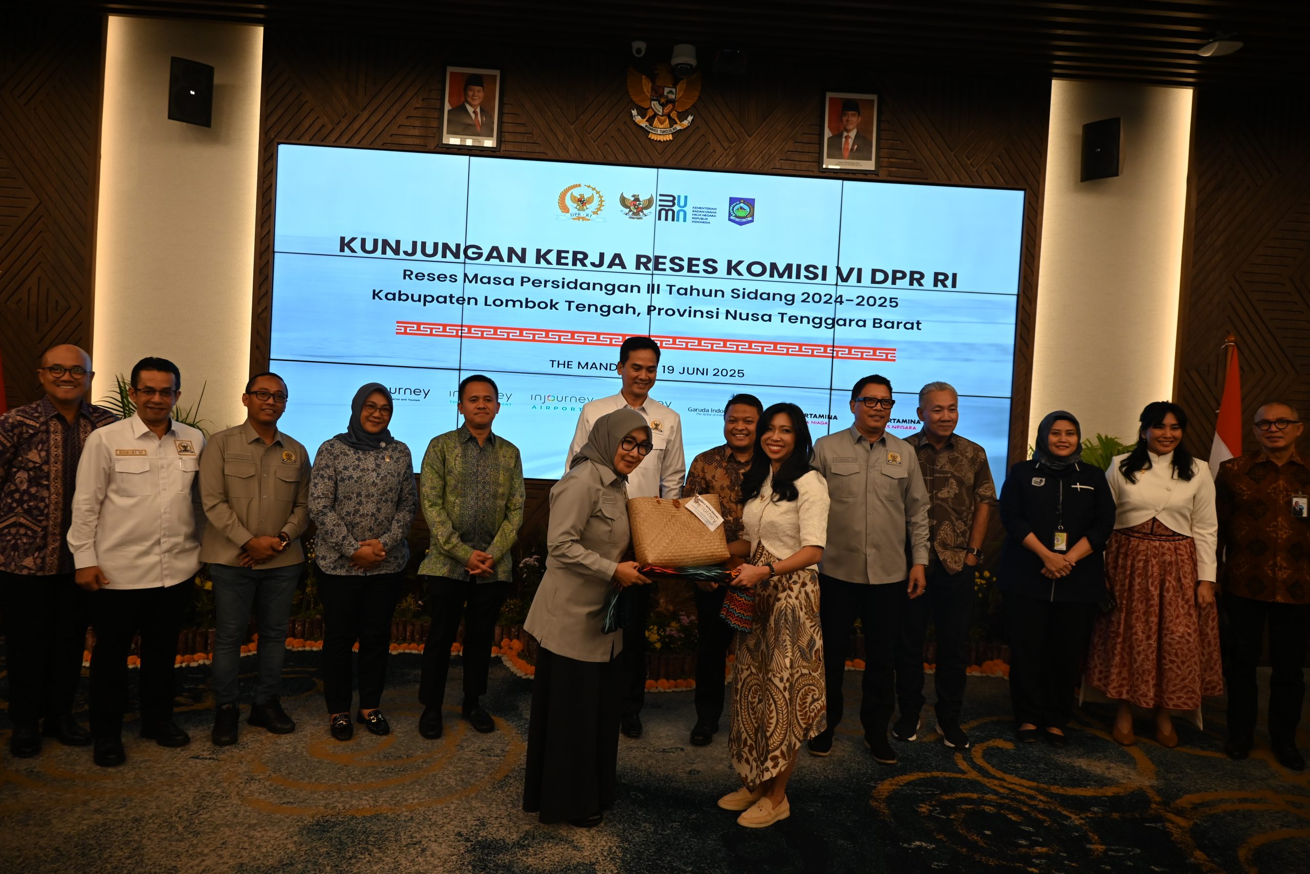Anggota Komisi VI DPR RI, Sadarestuwati dalam foto bersama usai rapat dalam Kunjungan Kerja Reses Komisi VI DPR RI ke Kabupaten Lombok Tengah, Provinsi Nusa Tenggara Barat (NTB), Kamis (19/5/2025). Foto: Nadhen/vel.