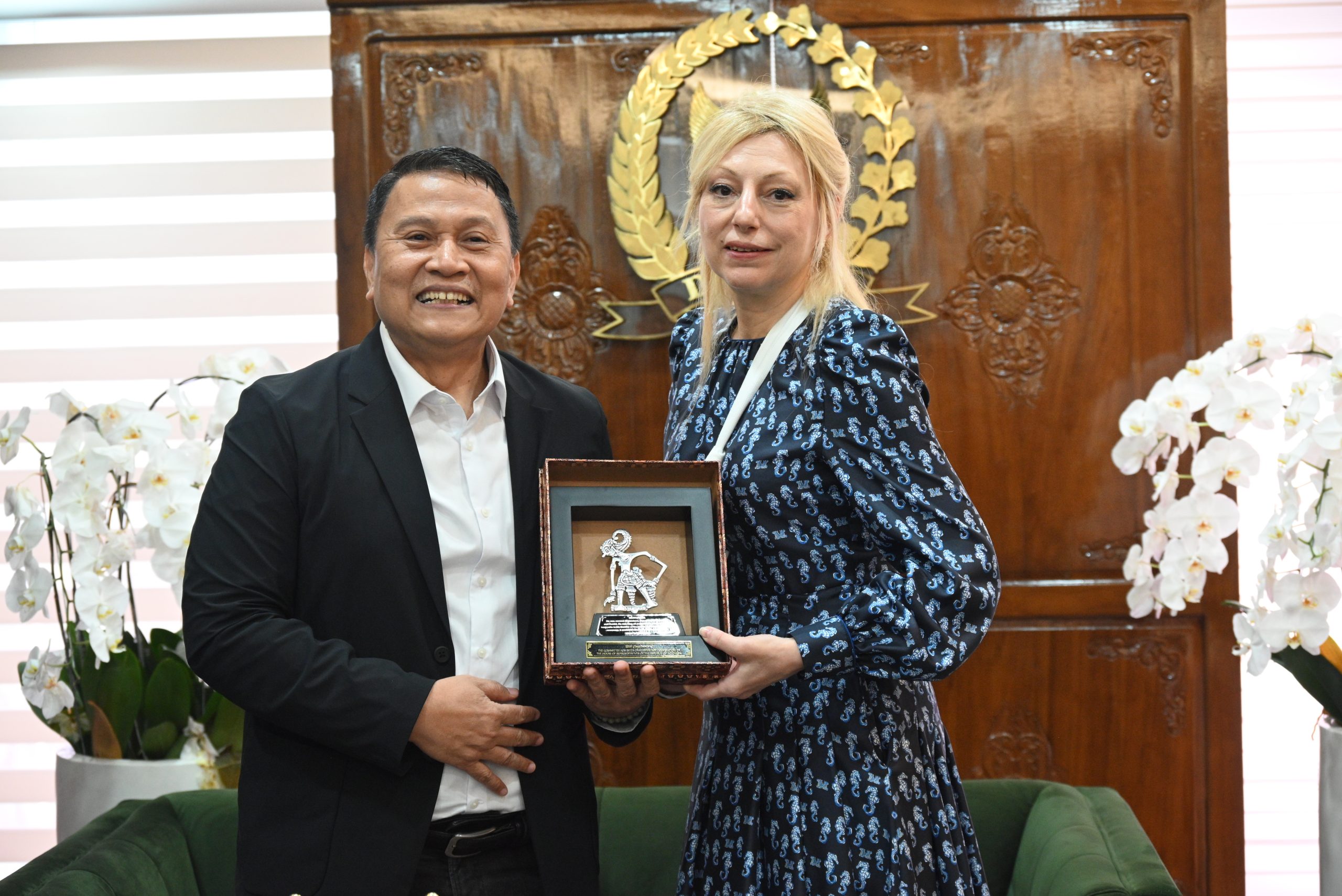 Ketua BKSAP DPR RI Mardani Ali Sera bertukar cinderamata usai menerima kunjungan kehormatan Duta Besar Serbia untuk Indonesia Ivana Golubovic Duboka di Gedung Nusantara III, Kompleks Parlemen, Senayan, Jakarta, Selasa (10/6/2025). Foto : Wilga/Andri.