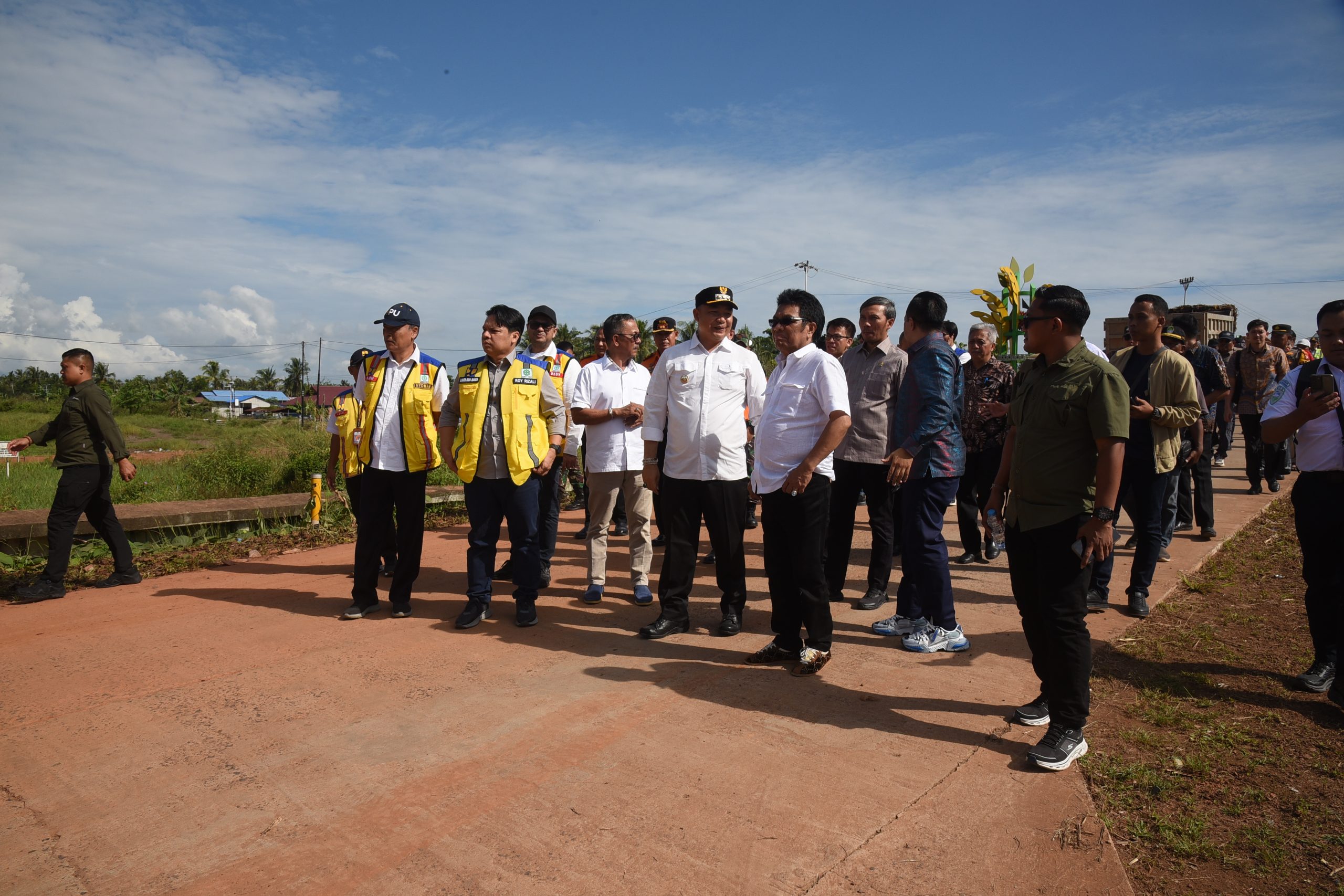Wakil Ketua Komisi V DPR RI Ridwan Bae bersama jajaran Komisi V saat meninjau langsung kondisi infrastruktur dan transportasi di Kabupaten Ketapang, Sabtu (21/6/2025). Foto: Dep/vel.