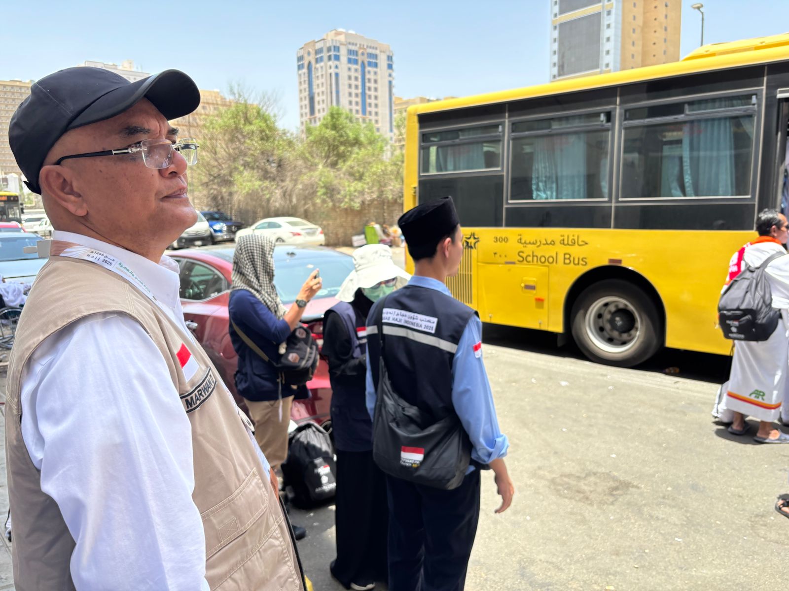 Ketua Komisi VIII DPR RI sekaligus anggota Timwas, Marwan Dasopang, saat memantau penggunaan bus Shalawat dan bus sekolah dalam pengangkutan jemaah ke Arafah di Makkah, Rabu (4/6/2025). Foto: alfat/vel.