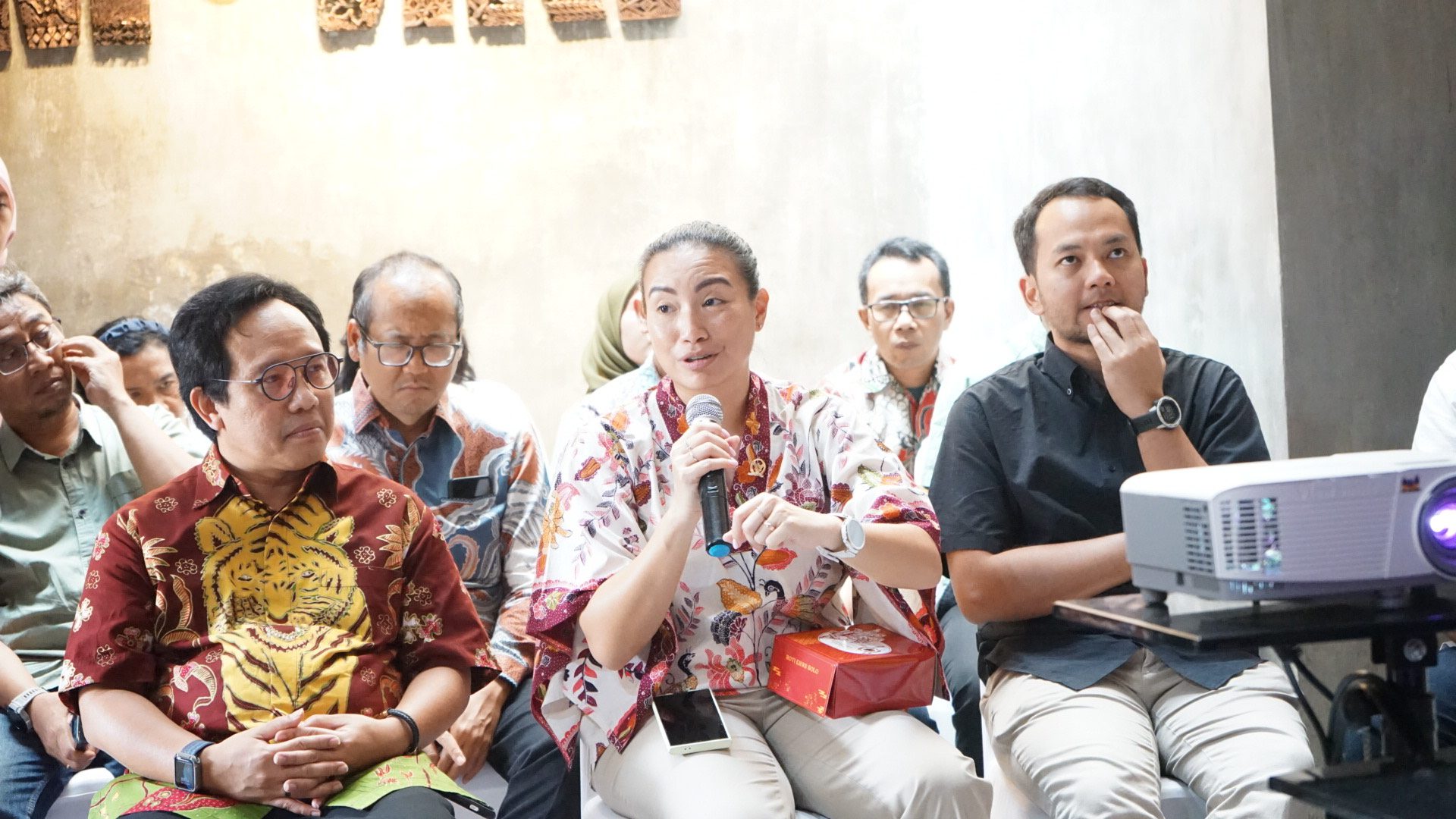 Wakil Ketua Komisi VII DPR RI, Rahayu Saraswati, saat melakukan kunjungan kerja reses ke Kampung Batik Laweyan, Surakarta, Sabtu (26/7/2025). Foto: Ubed/vel.