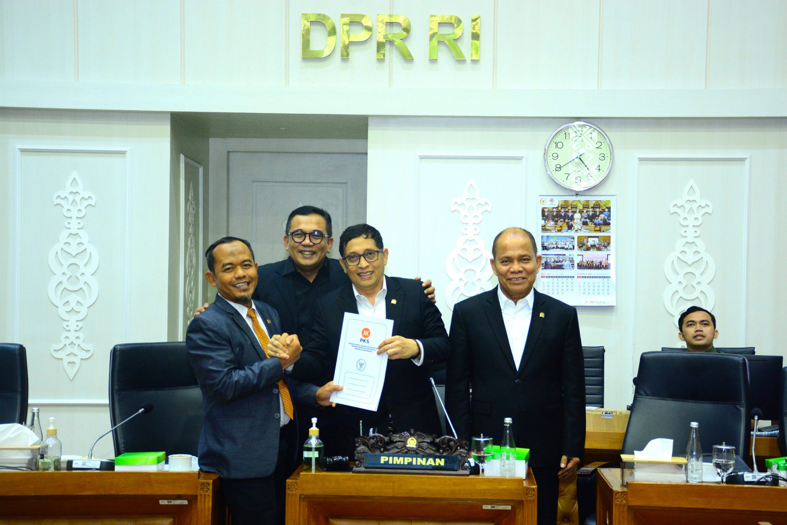 Wakil Ketua Baleg DPR RI, Iman Sukri, bersama Pimpinan Baleg yang lain saat menerima pandangan salah satu fraksi di Ruang Baleg DPR RI, Selasa (8/7/2025). Foto: Geraldi/vel.