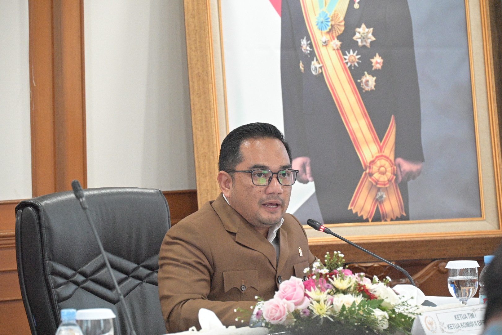 Ketua Komisi II DPR RI Rifqinizamy Karsayuda dalam kunjungan kerja Panitia Kerja (Panja) Pengawasan PNBP Komisi II DPR RI di Kantor BPN Kabupaten Bandung, Jawa Barat, Jumat (11/7/2025). Foto: Novel/vel.