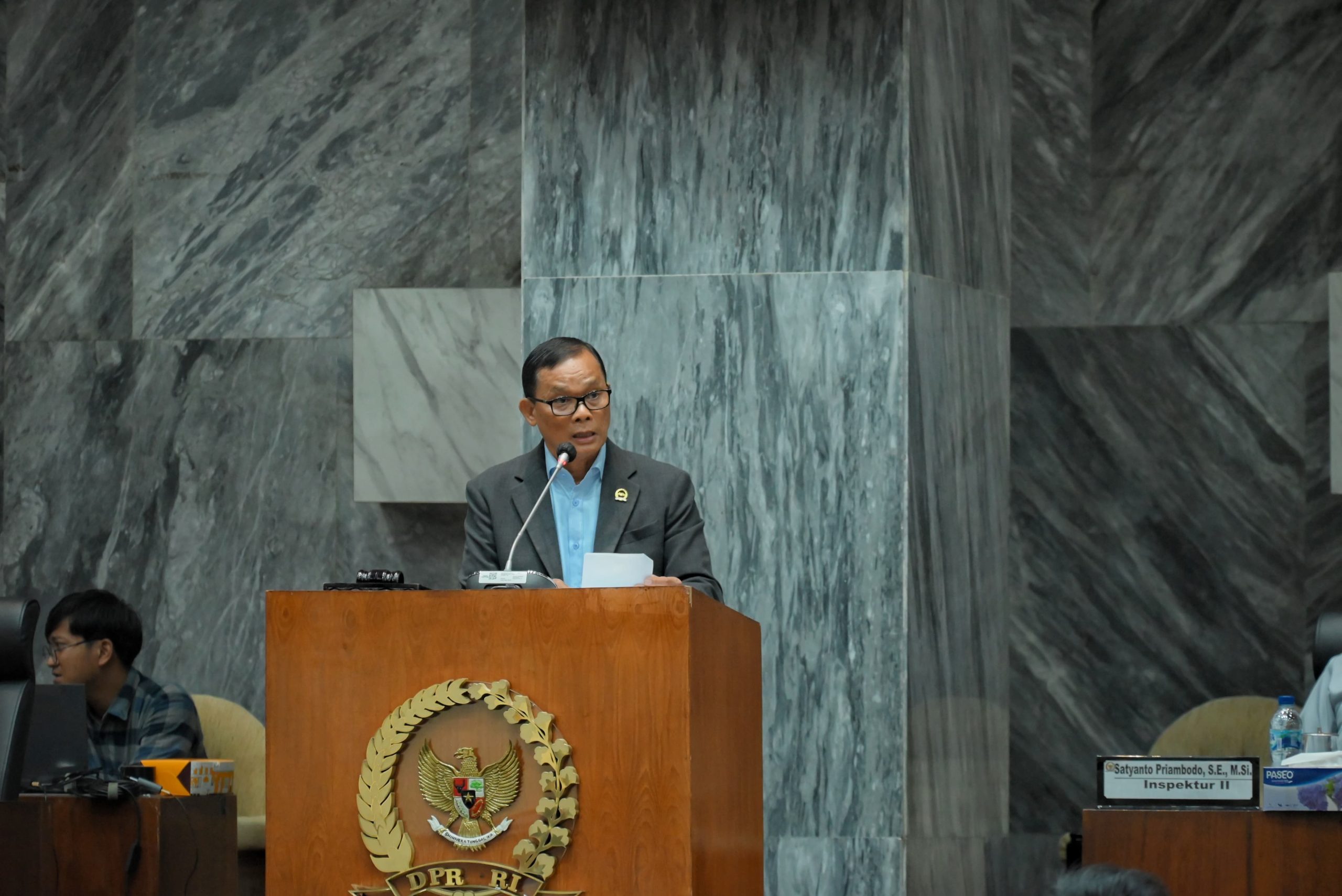 Inspektur Utama Setjen DPR RI, Tornagogo Sihombing, saat menyampaikan sambutan kegiatan Sosialisasi Pengendalian Gratifikasi dan Kebermanfaatan Whistleblower System (WBS) di Gedung Nusantara, Senayan, Senin (30/6/2025). Foto: Mentari/vel.