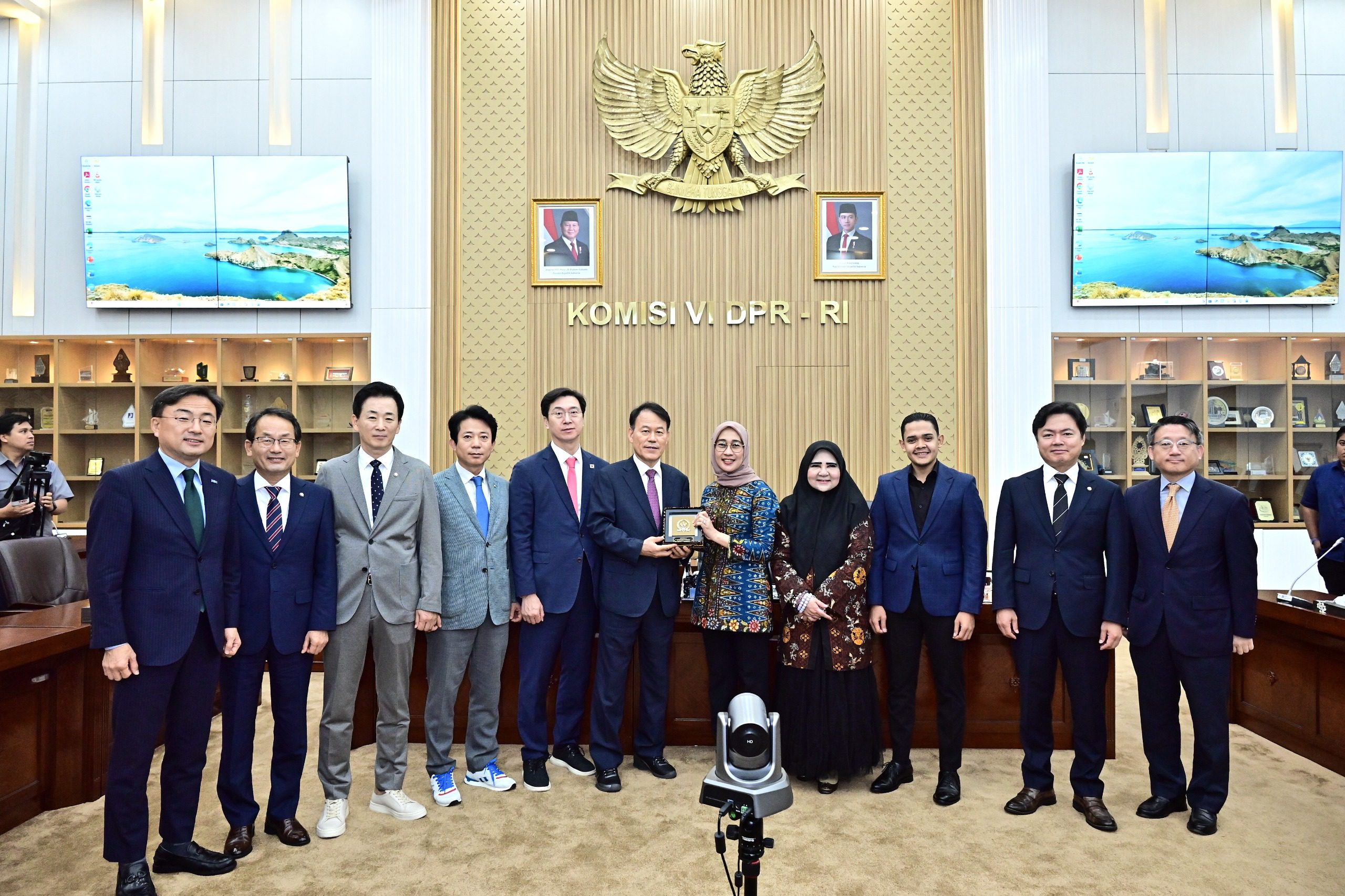 Ketua Komisi VI DPR RI Anggia Erma Rini saat bertukar cinderamata dalam agenda pertemuan bilateral antara Komisi VI DPR RI dan National Policy Committee of the National Assembly of South Korea, di Gedung Nusantara I. Foto: Farhan/vel.