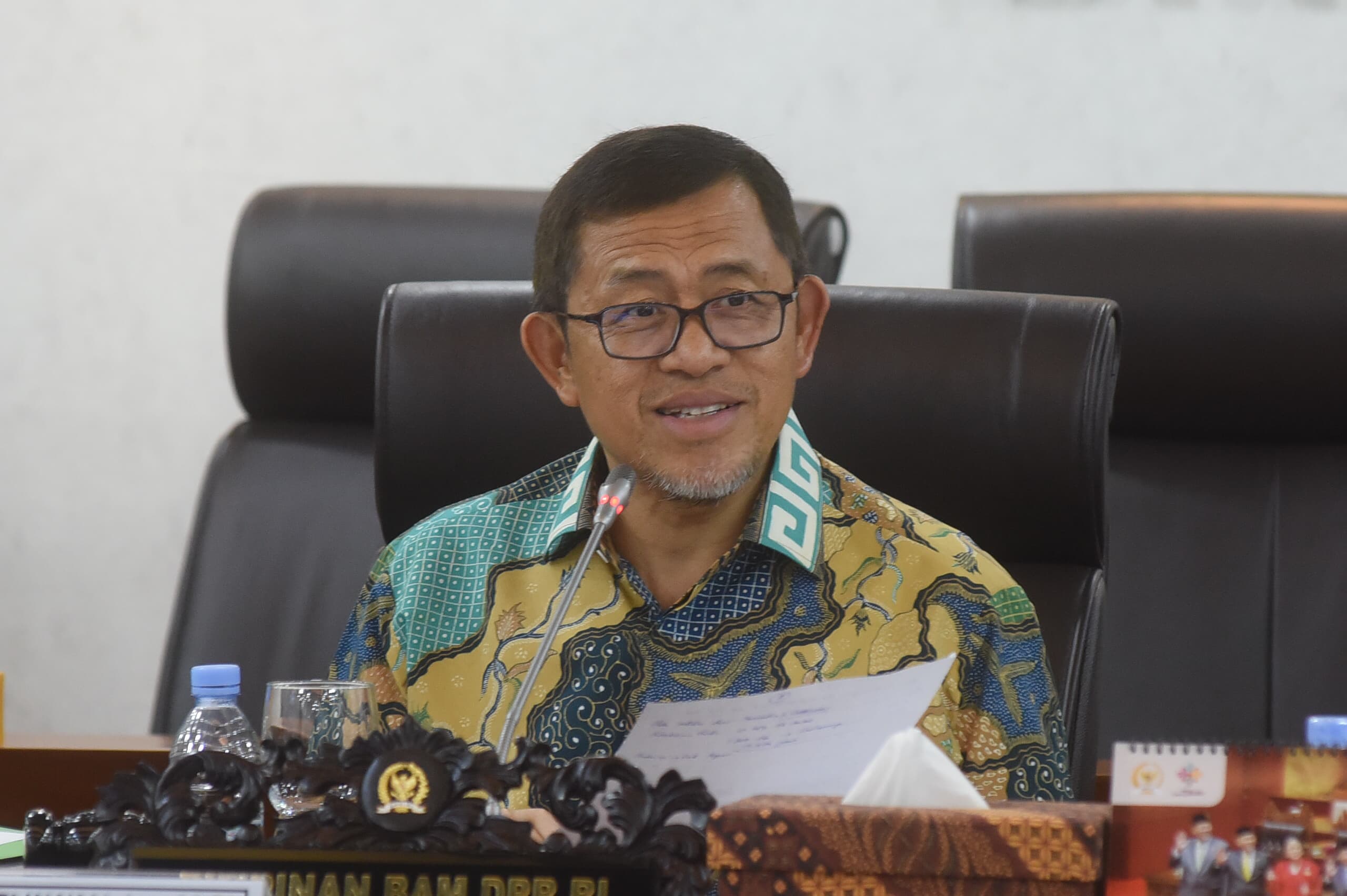 Ketua BAM DPR RI Ahmad Heryawan saat RDPU dengan Koperasi Produsen Mekar Sakti Jaya, Forum Masyarakat Korban Tata Kelola Hutan-Pertanahan Riau, dan YLBH Cerdas Bangsa di Gedung Nusantara II, Senayan, Jakarta, Kamis (2/7/2025). Foto : Devi/Andri.