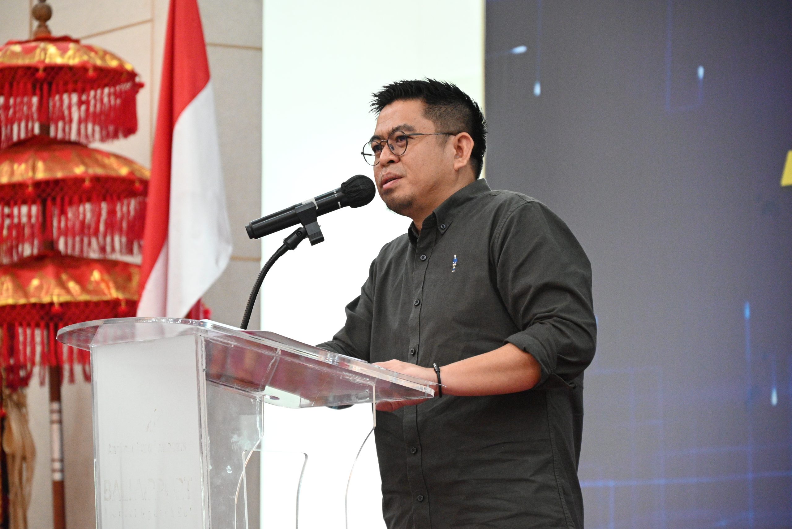 Ketua Panitia Khusus (Pansus) RUU Pengelolaan Ruang Udara Endipat Wijaya saat memimpin agenda Kunjungan Kerja Spesifik Pansus RUU Pengelolaan Ruang Udara DPR RI di Lanud I Gusti Ngurah Rai Bali, Kabupaten Badung, Bali, Sabtu (12/7/2025). Foto: Saum/vel.