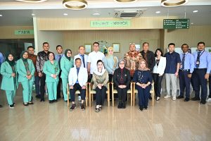 Wakil Ketua BURT DPR RI, Novita Wijayanti, saat foto bersama dengan tim dalam Kunjungan Kerja BURT DPR RI ke Rumah Sakit Hermina Banda Aceh di Provinsi Banda Aceh, Selasa (22/7/2025). Foto: Farhan/vel.