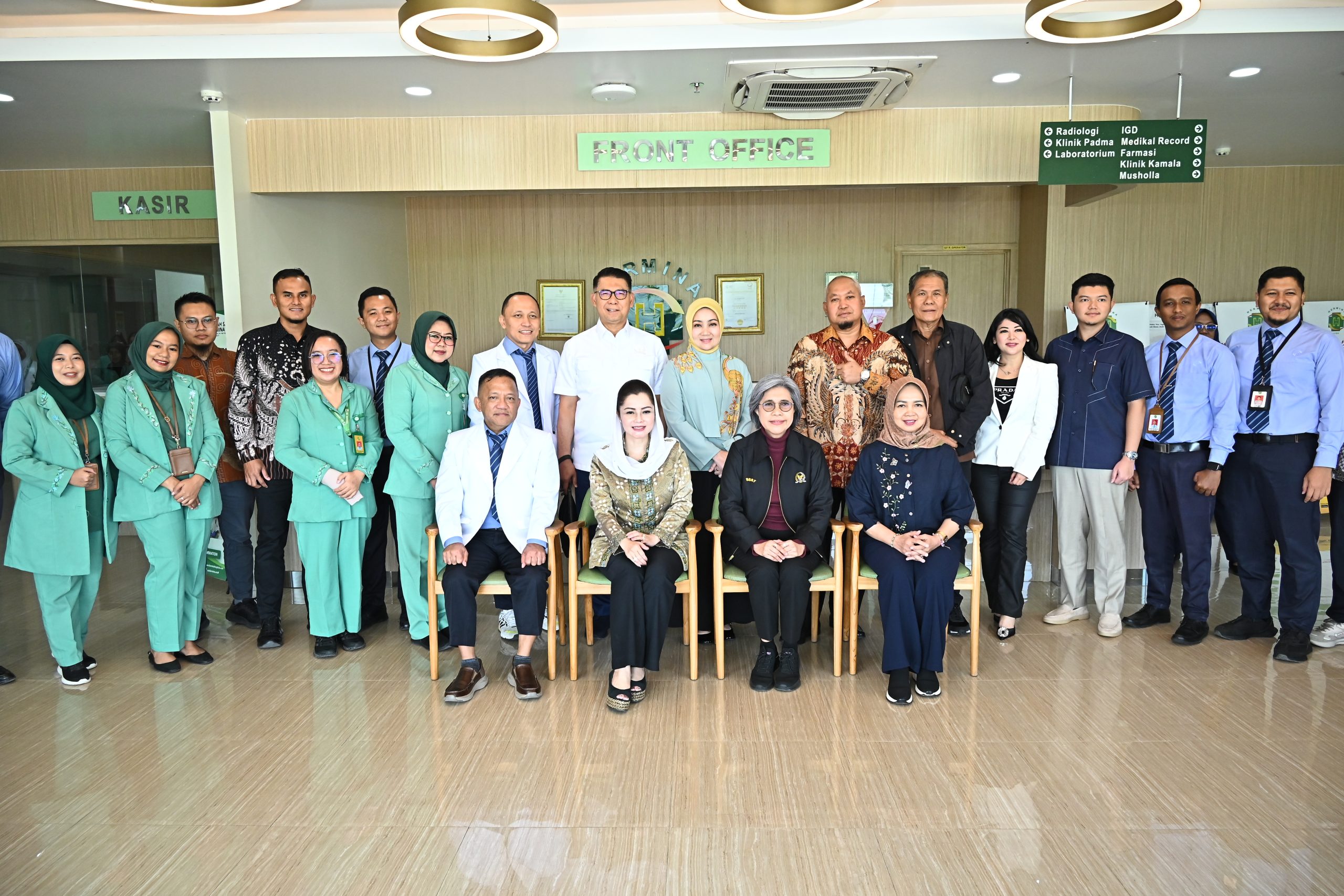 Wakil Ketua BURT DPR RI, Novita Wijayanti, saat foto bersama dengan tim dalam Kunjungan Kerja BURT DPR RI ke Rumah Sakit Hermina Banda Aceh di Provinsi Banda Aceh, Selasa (22/7/2025). Foto: Farhan/vel.