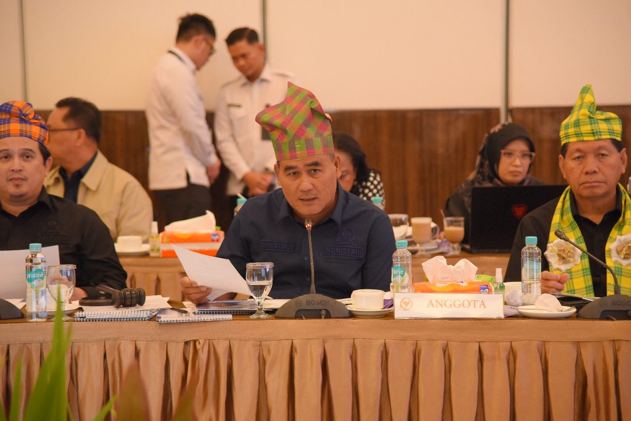 Anggota Komisi XIII DPR RI Edison Sitorus saat mengikuti pertemuan dengan Kepala dan jajaran Kanwil Dirjen Imigrasi Sulawesi Tenggara di Kendari, Jumat (25/7/2025). Foto: Anju/vel.
