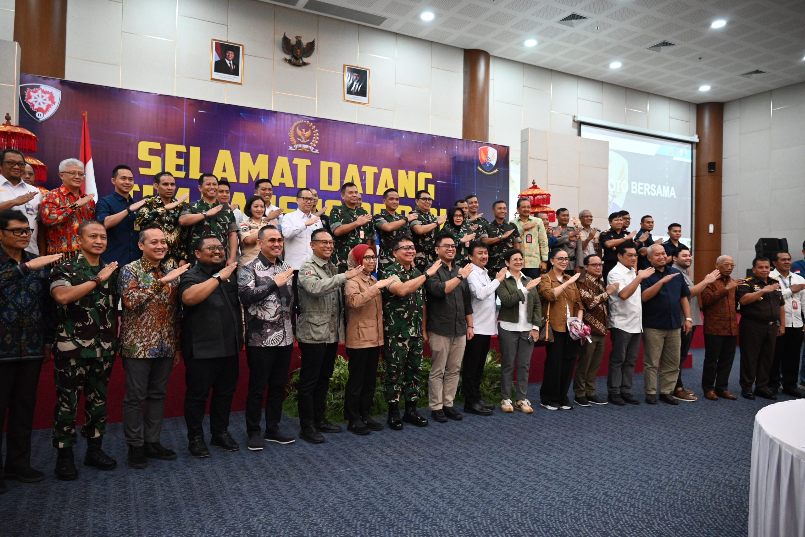 Foto bersama Tim Kunjungan Kerja Spesifik Pansus RUU Pengelolaan Ruang Udara DPR RI di Lanud I Gusti Ngurah Rai Bali, Kabupaten Badung, Bali, Sabtu (12/7/2025). Foto: Saum/vel.