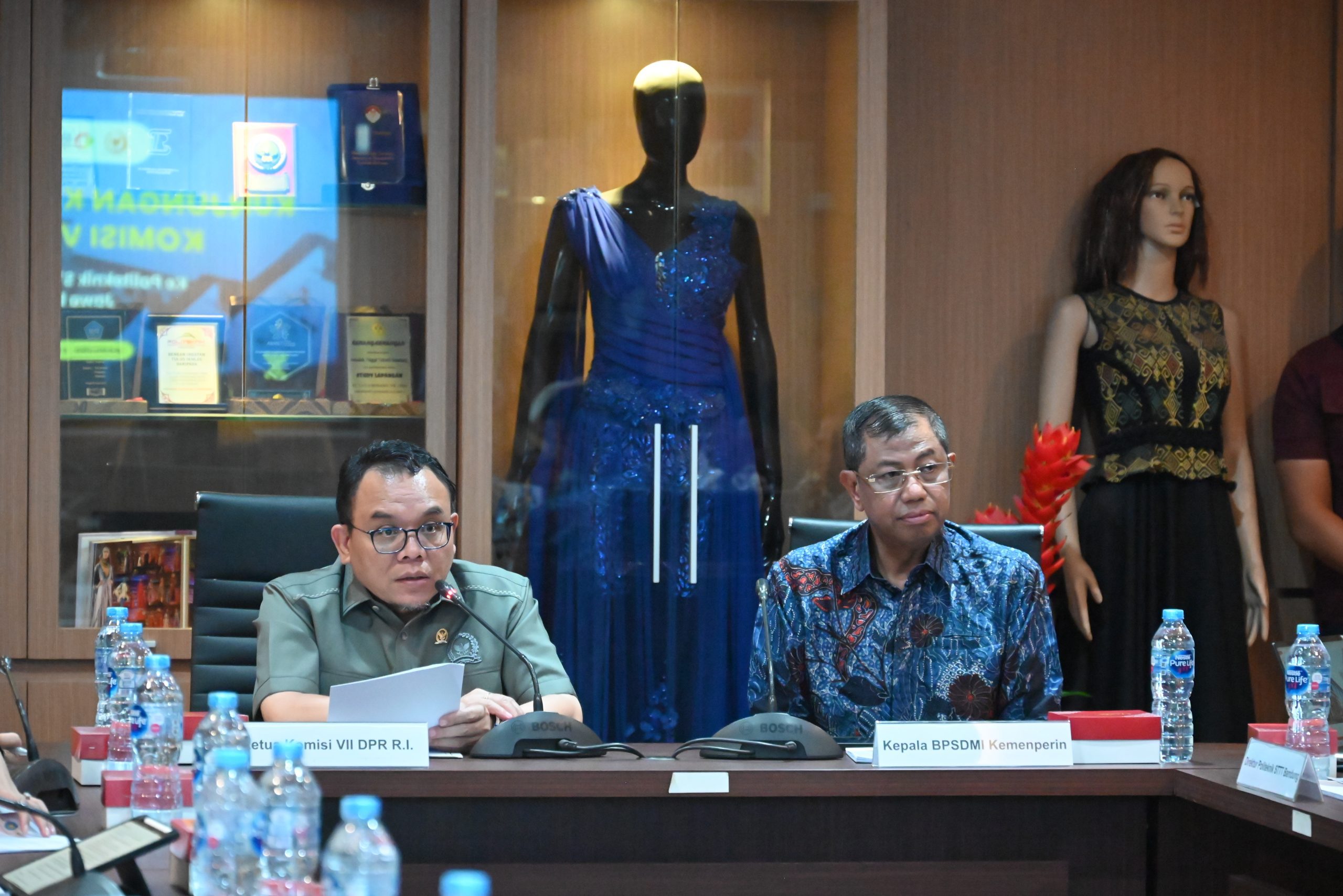 Ketua Komisi VII DPR RI Saleh Partaonan Daulay (kiri) saat memimpin Kunjungan Kerja Spesifik Komisi VII di Bandung, Jawa Barat, Senin (21/7/2025). Foto: Galuh/vel.