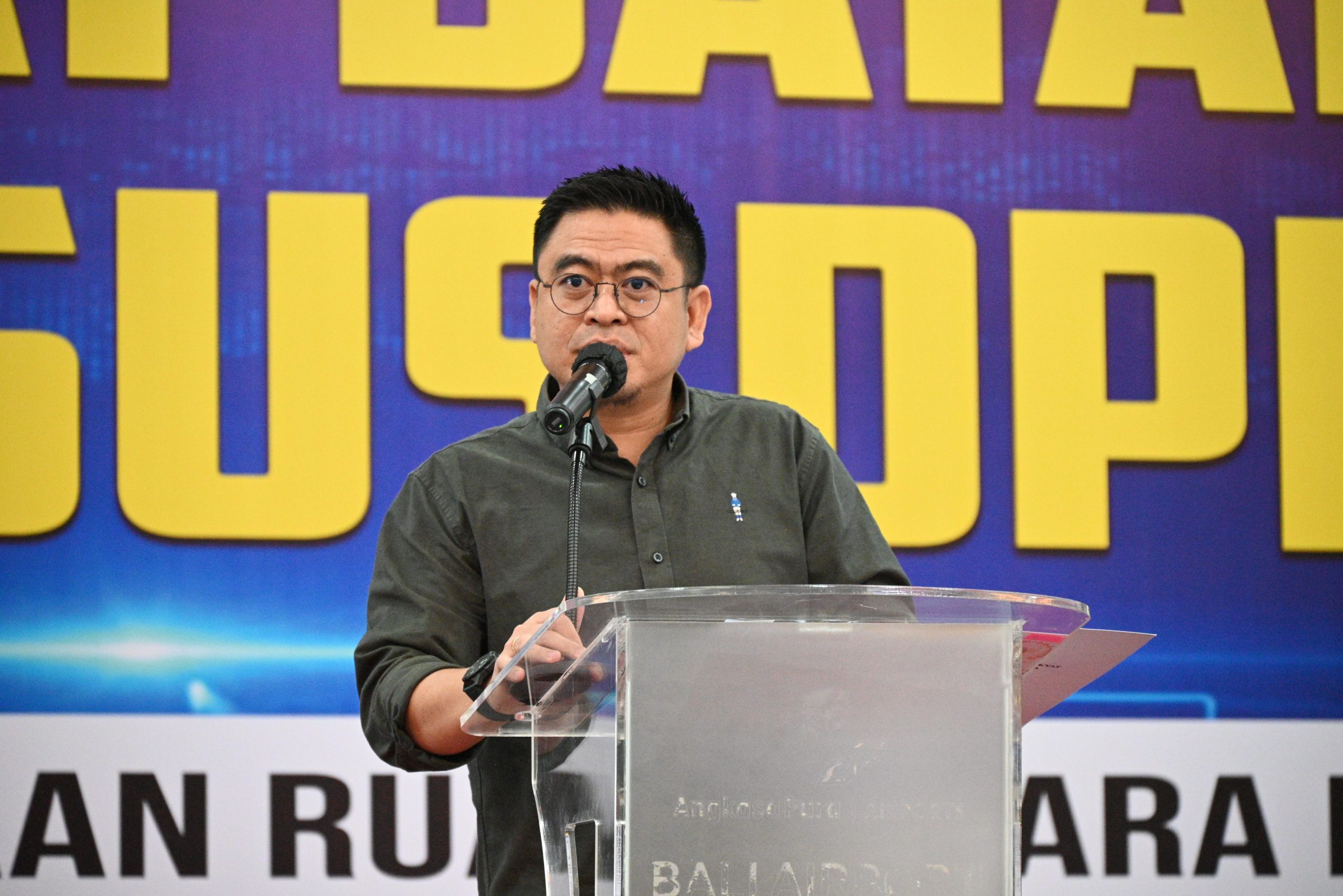 Ketua Panitia Khusus (Pansus) RUU Pengelolaan Ruang Udara DPR RI Endipat Wijaya saat memimpin agenda Kunjungan Kerja Spesifik Pansus RUU Pengelolaan Ruang Udara DPR RI di Lanud I Gusti Ngurah Rai Bali, Sabtu (12/7/2025). Foto: Saum/vel.