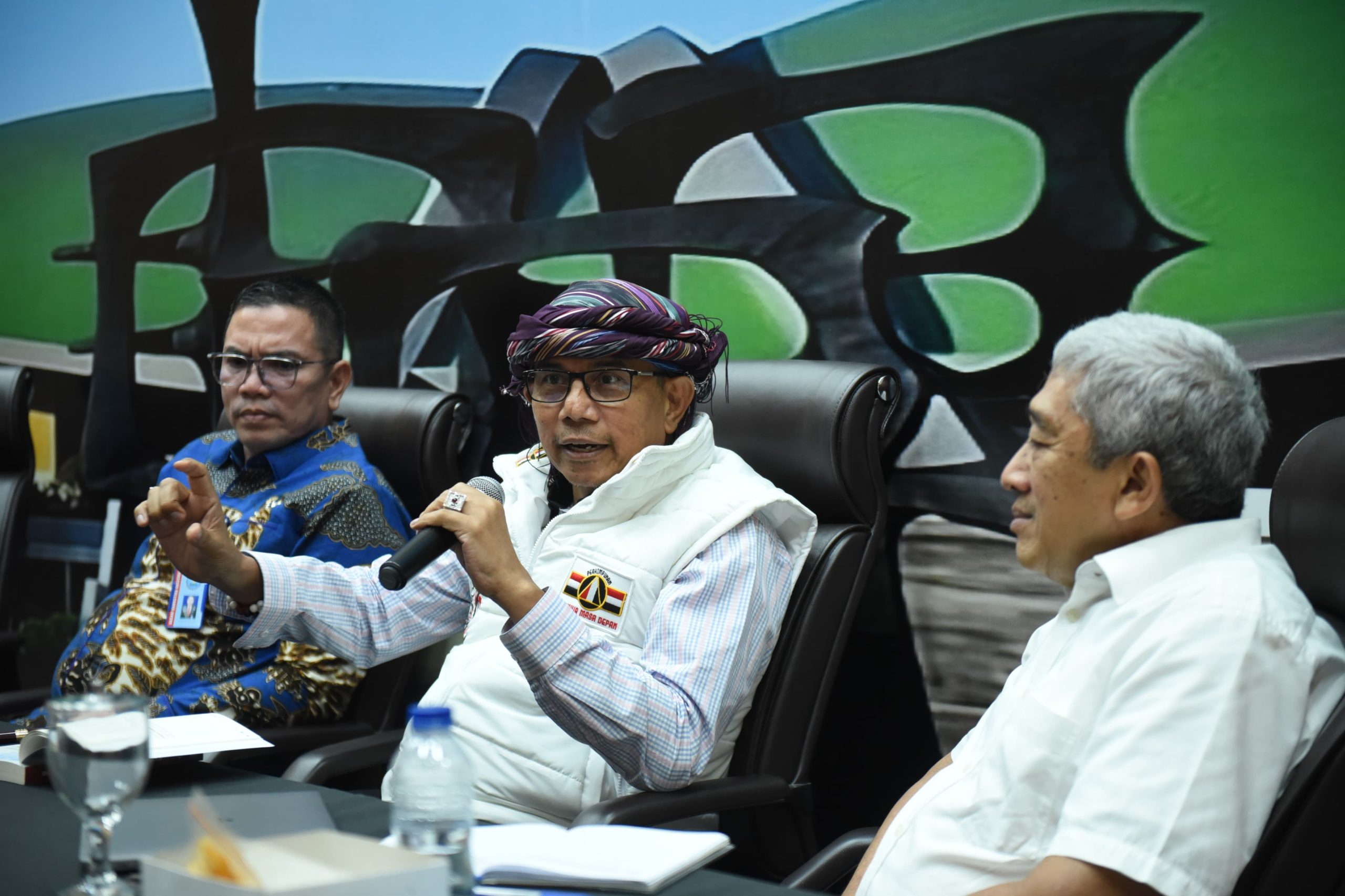 Anggota Komisi III DPR RI Hinca Pandjaitan dalam Forum Legislasi bertema “Menuju Regulasi Narkotika yang Berkeadilan: Menimbang Revisi UU 35/2009 tentang Narkotika”, Selasa (15/7/2025). Foto: Jaka/vel.