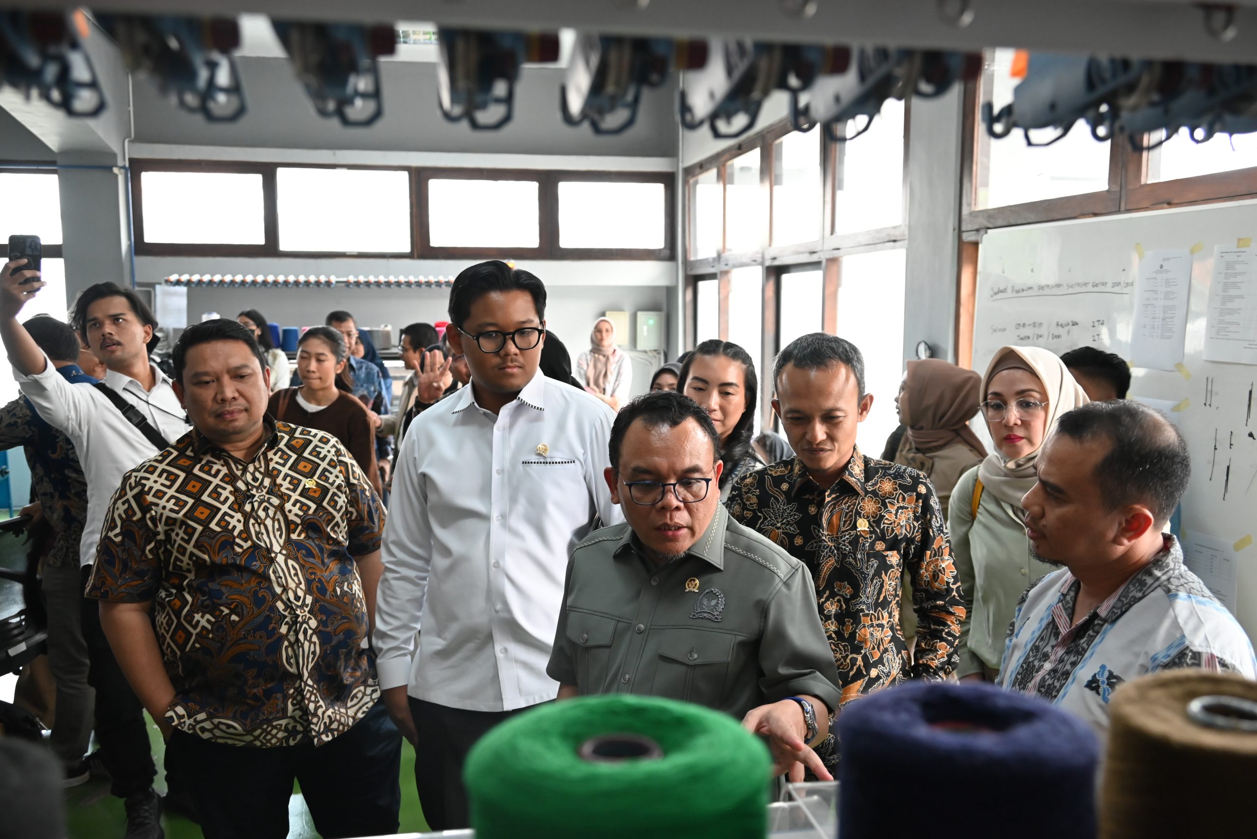 Ketua Komisi VII DPR RI Saleh Partaonan Daulay bersama tim saat kunjungan kerja spesifik di Bandung, Jawa Barat, Senin (21/7/2025). Foto: Galuh/vel.