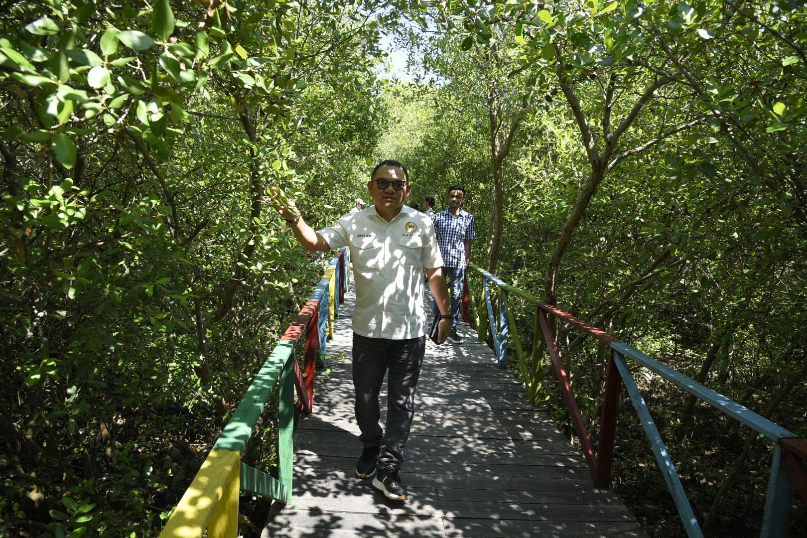 Anggota Komisi IV DPR RI Jaelani saat meninjau Mangrove Dewi Bahari Muara Mundu di Kabupaten Cirebon, Provinsi Jawa Barat, Senin (21/7/2025). Foto: Chasbi/vel.