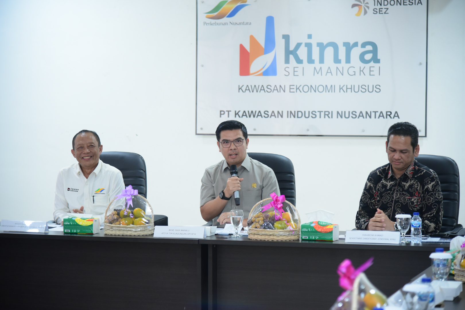 Ketua Tim Kunjungan Kerja Spesifik Komisi VII DPR RI ke KEK Sei Mangkei, Bane Raja Manalusaat saat memimpin Kunjungan Kerja Spesifik ke KEK Sei Mangkei, Kabupaten Simalungun, Sumatera Utara, Jumat (11/7/2025). Foto : Oji/Andri.