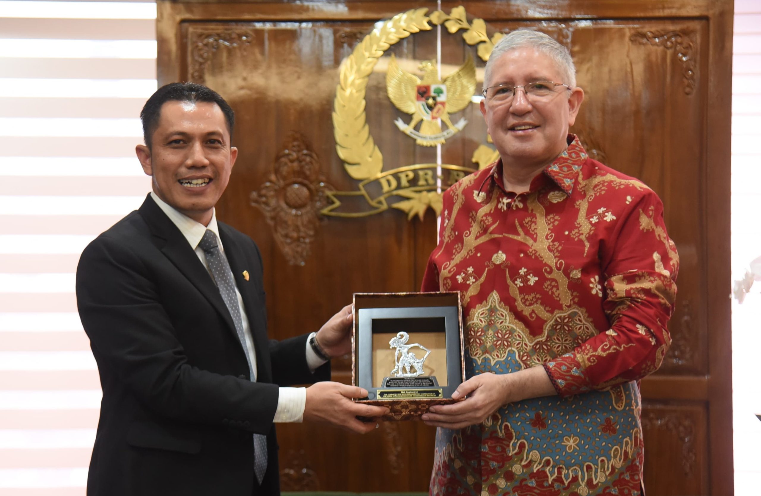 Ketua GKSB Parlemen Indonesia - Ekuador BKSAP DPR RI, Aqib Ardiansyah bertukar cinderamata usai menerima kunjungan Duta Besar Ekuador untuk Indonesia, H.E. Mr. Luis Guillermo Arellano Jibaja, di Gedung DPR RI, Jakarta, Senin (30/6/2025). Foto : Dvi/Andri.