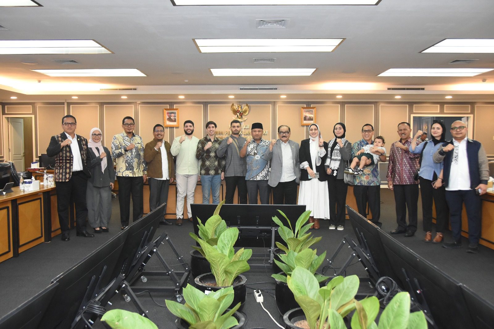 Wakil Ketua Komisi XIII DPR RI Sugiat Santoso foto bersama usai audiensi dengan Perwakilan Persatuan Mahasiswa Palestina di Indonesia yang dilakukan di Gedung Nusantara II, DPR RI, Senayan, Jakarta, Senin (14/7/2025). Foto : Runi/Andri.