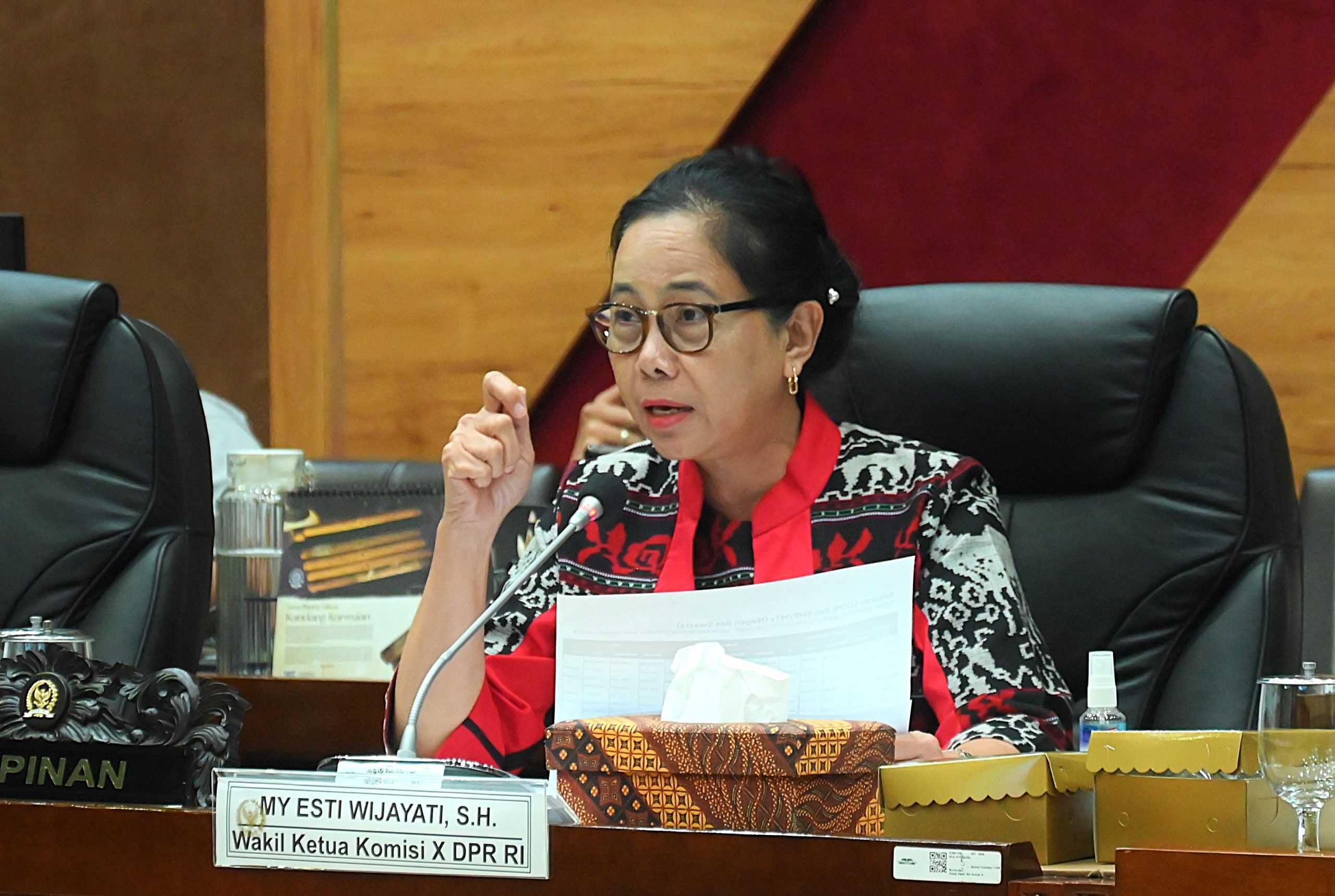 Wakil Ketua Komisi X DPR RI, My Esti Wijayati dalam Rapat Dengar Pendapat Umum (RDPU) dengan Ikatan Pendidik Nusantara dan PGRI di Gedung Nusantara I, DPR RI, Senayan, Senin (14/7/2025). Foto : Mentari/Andri.