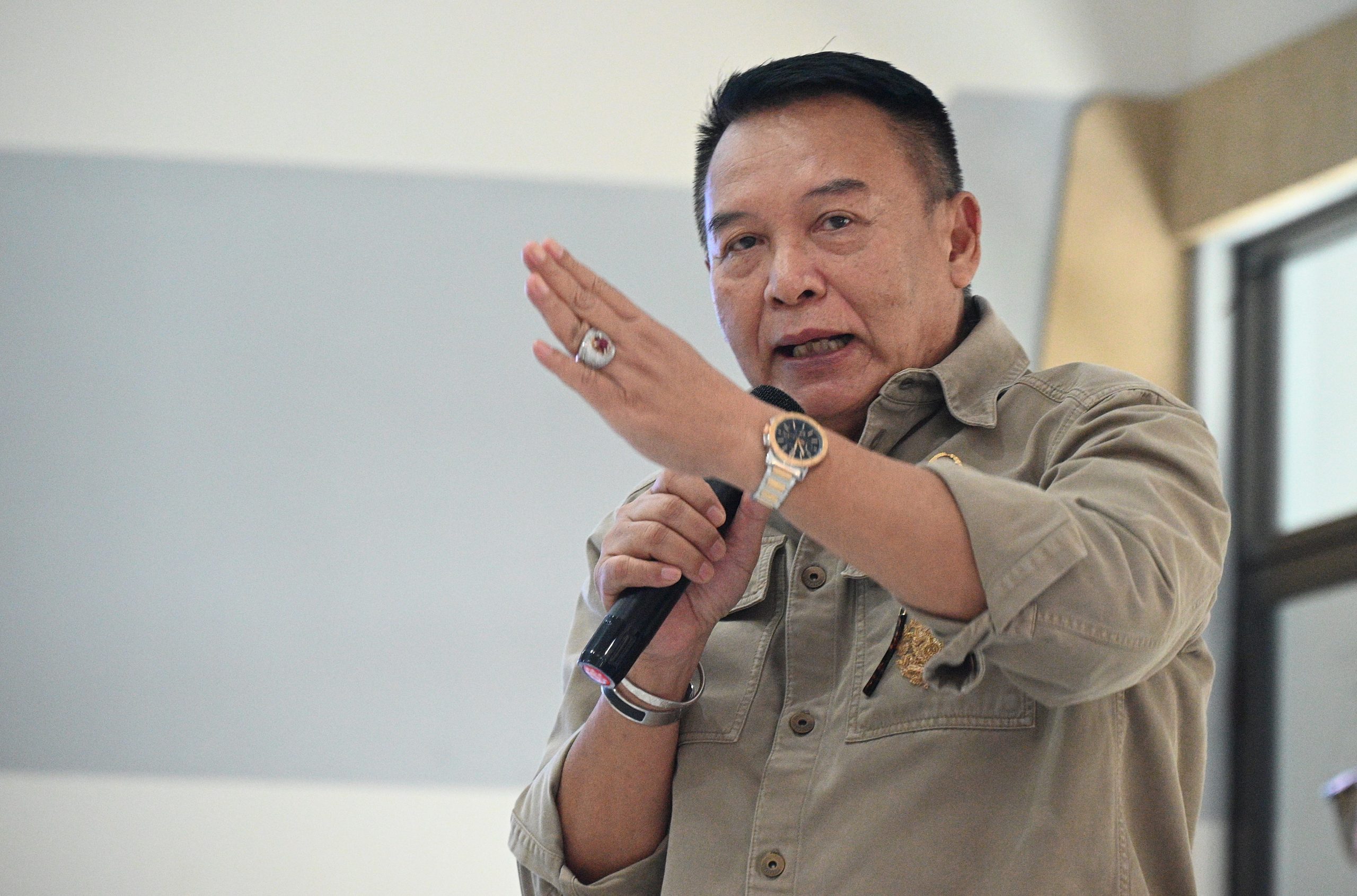 Anggota Pansus RUU Pengelolaan Ruang Udara DPR RI, TB Hasanuddin saat Kunjungan Kerja Panitia Khusus (Pansus) DPR RI tentang Rancangan Undang-Undang (RUU) Pengelolaan Ruang Udara di Surabaya, Jawa Timur, Senin (14/7/2025). Foto : hira/Andri.