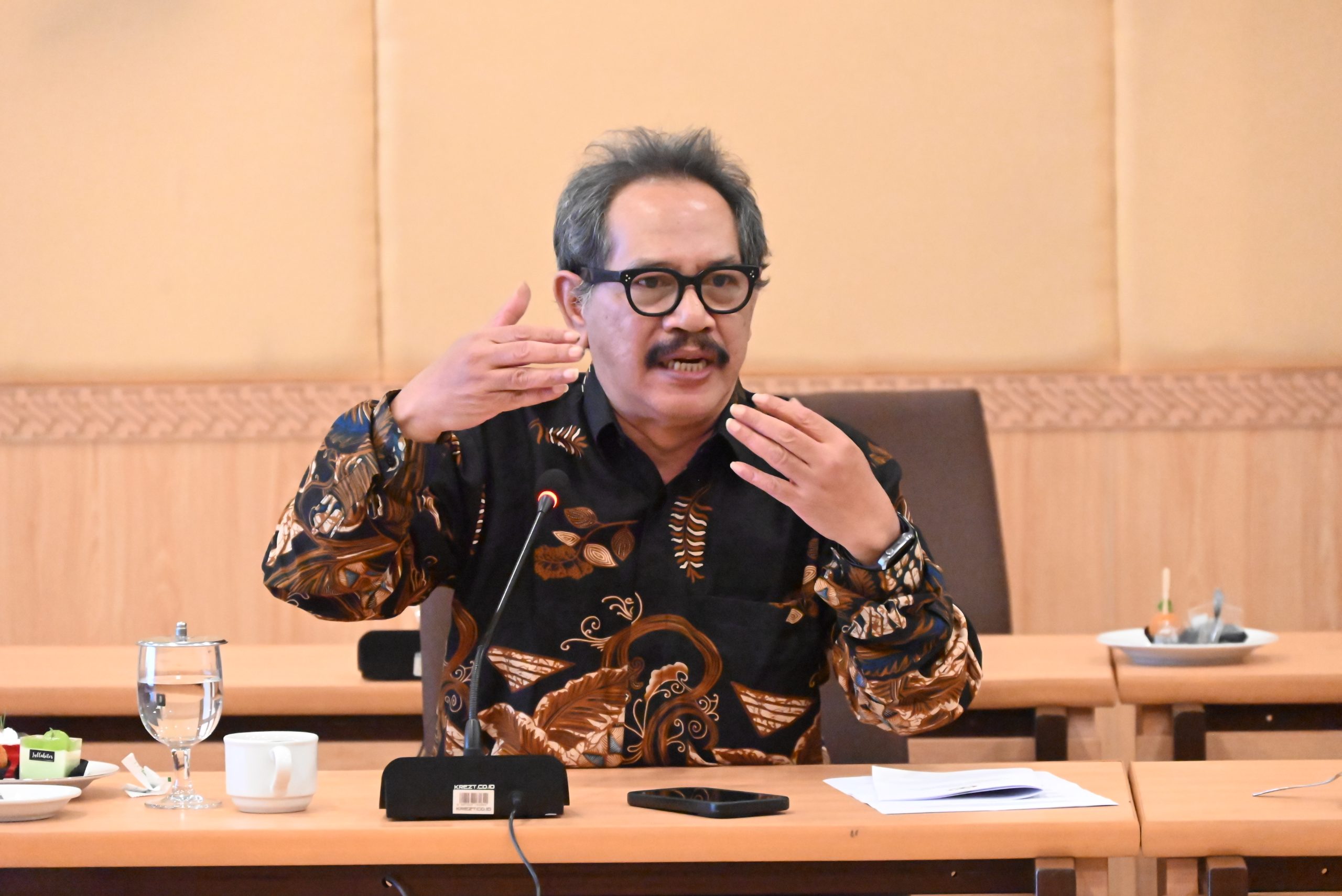 Anggota BAM DPR RI Totok Hedi Santosa saat serap aspirasi BAM DPR RI dengan Pemprov Daerah Istimewa Yogyakarta (D.I.Y) dan seluruh Kepala Dinas Kabupaten/Kota se-Provinsi D.I.Y, di Kota Yogyakarta, Senin (7/7/2025). Foto : Tasya/Andri.