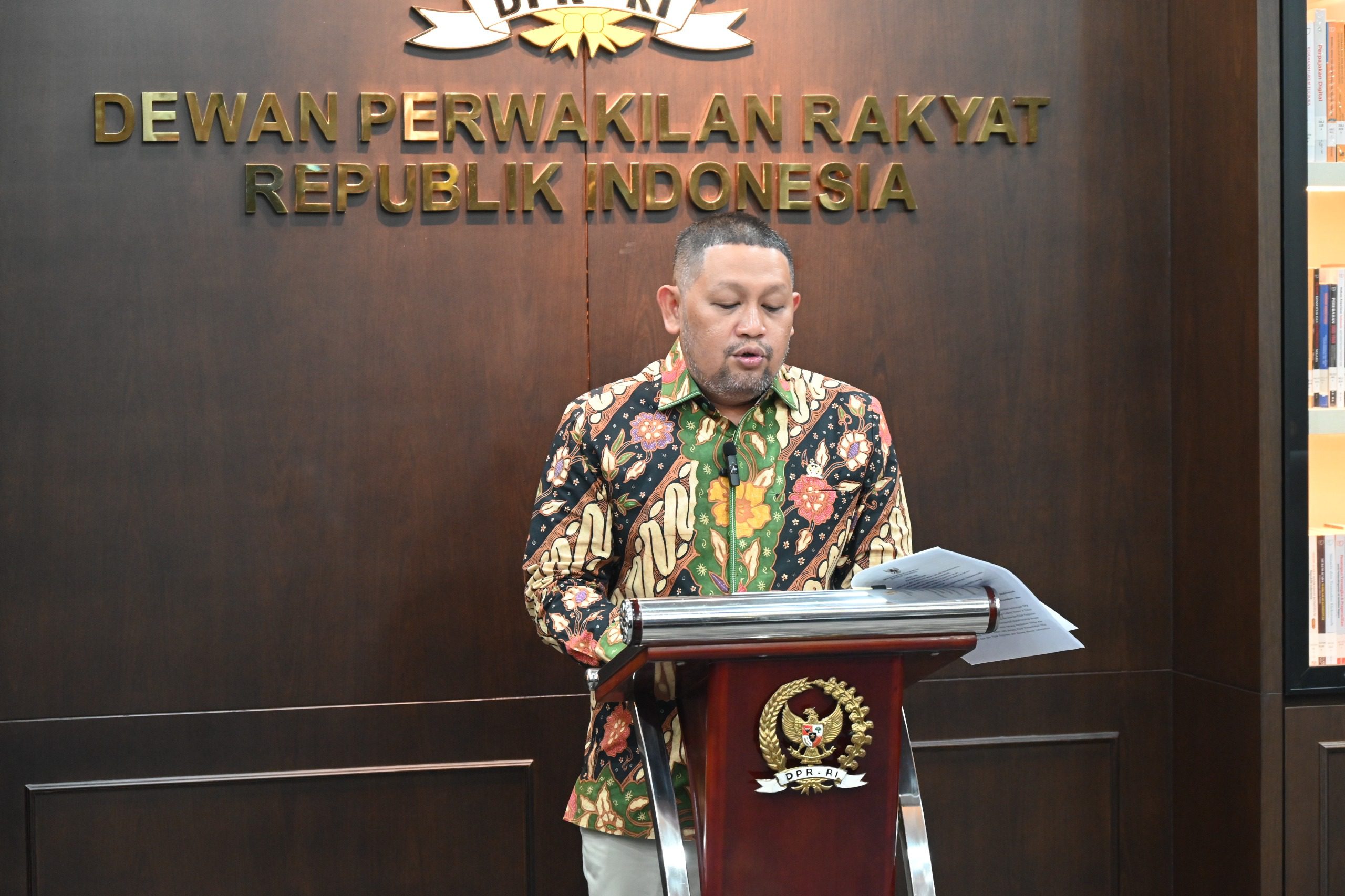 Anggota Komisi III DPR RI Abdullah saat menyampaikan keterangan DPR RI atas permohonan uji materiil Undang-Undang Nomor 7 Tahun 2021 tentang Harmonisasi Peraturan Perpajakan (UU HPP), Rabu (9/7/2025). Foto: Prima/vel.