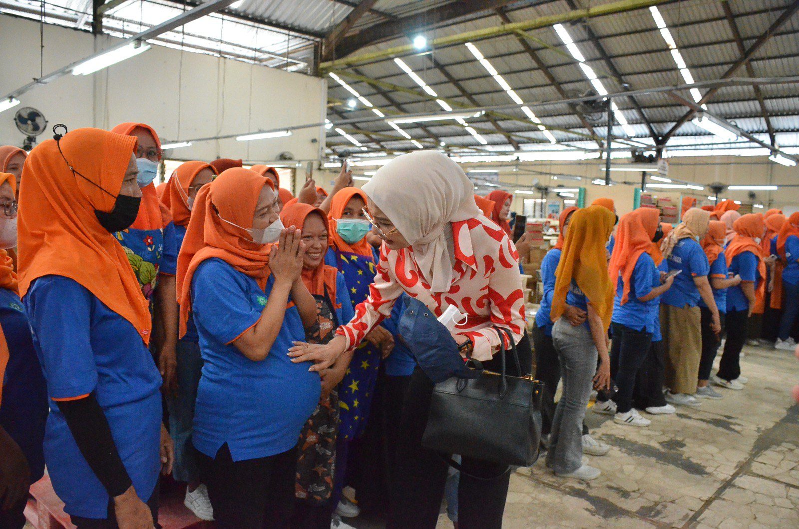 Anggota Komisi IX DPR RI Arzeti Bilbina saat kunjungan kerja ke PT Mitra Adi Jaya, di Sleman, Kamis (17/7/2025). Foto: Ubed/vel.
