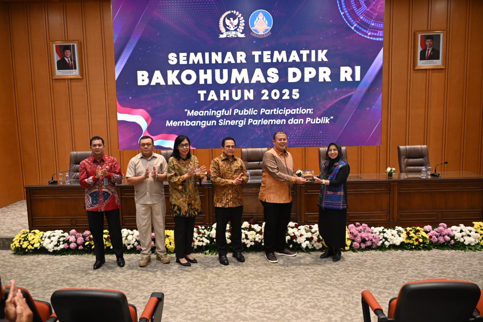 Wakil Ketua DPR RI Cucun Ahmad Syamsurijal, saat menyerahkan cinderamata usai Forum Seminar Tematik Bakohumas, Kamis (10/7/2025). Foto: Prima/vel.