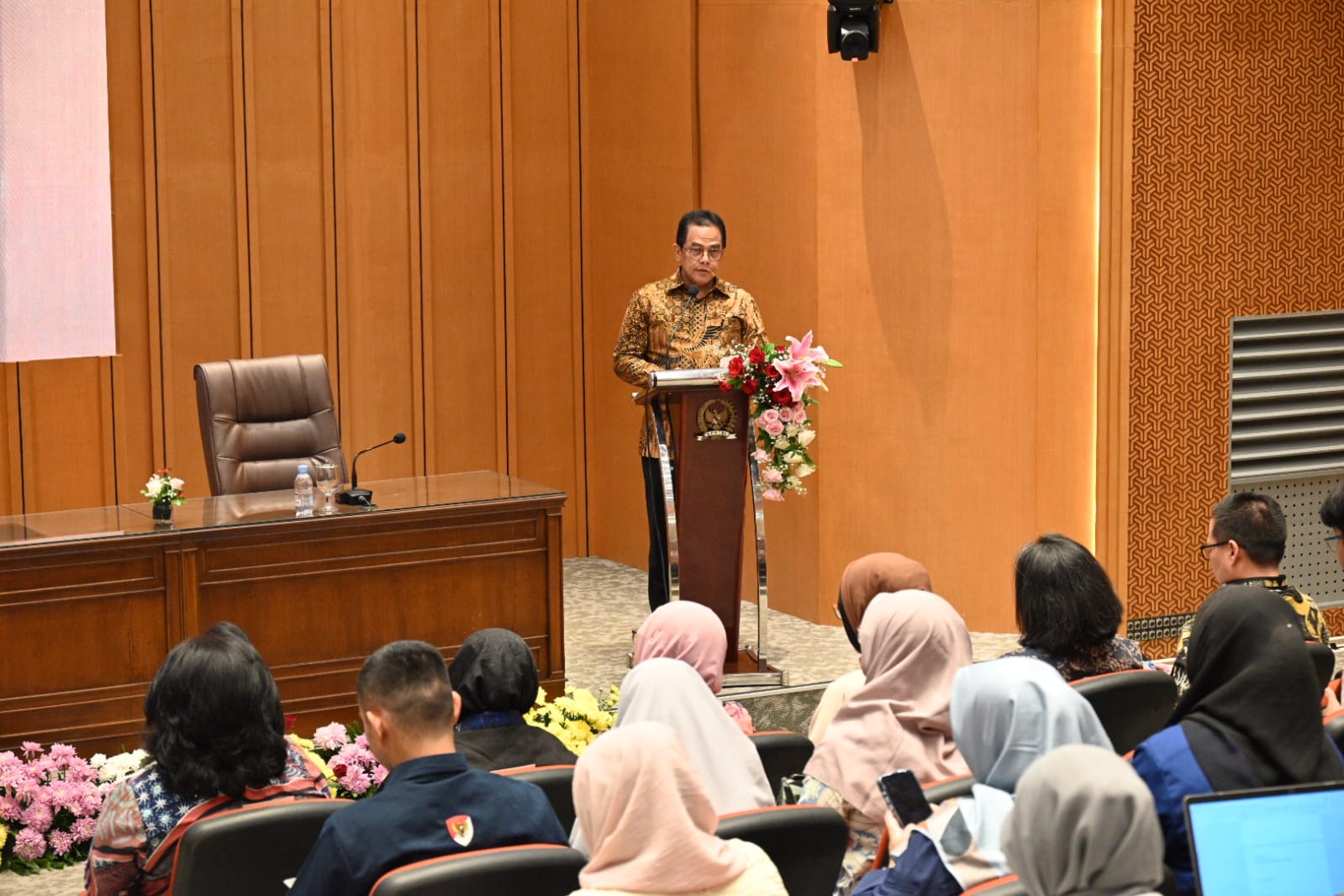Sekretaris Jenderal DPR RI Indra Iskandar saat memberikan sambutan dalam Forum Seminar Tematik BAKOHUMAS DPR RI di Gedung Nusantara, Kamis (10/7/2025). Foto: Prima/vel.