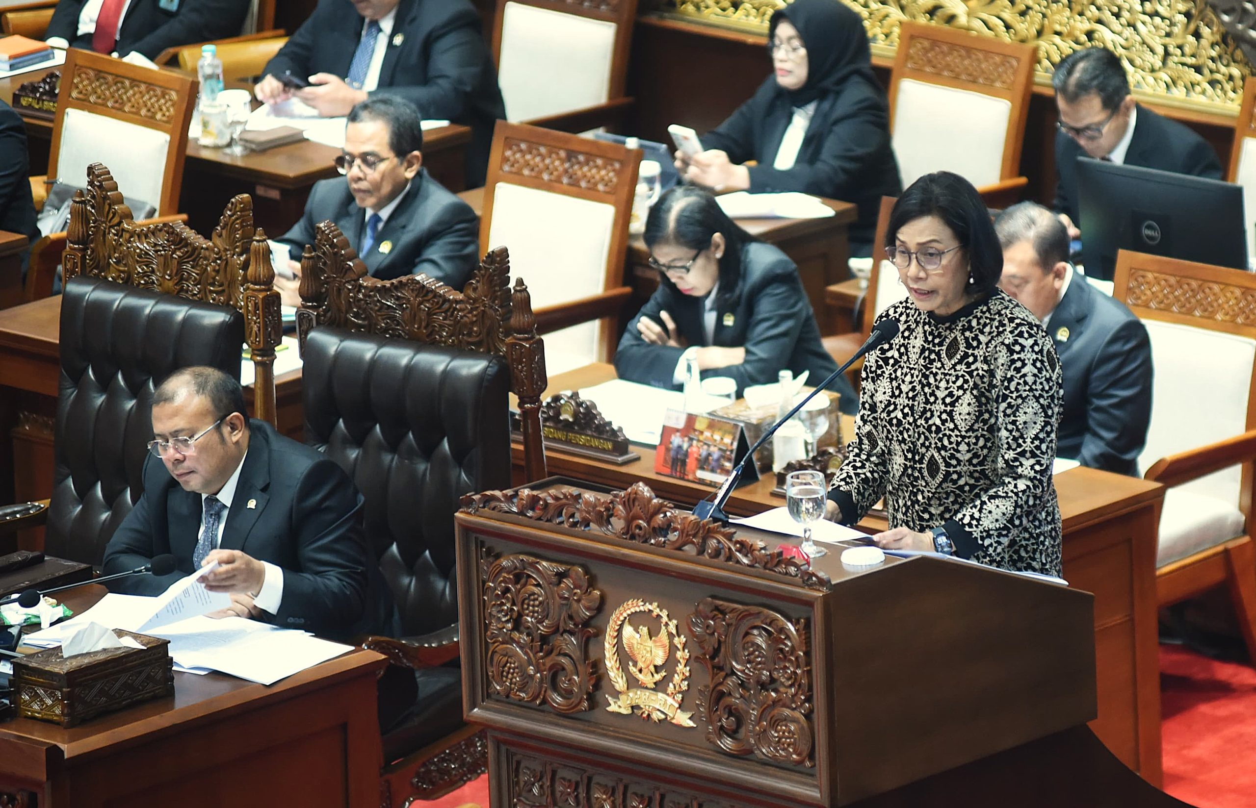 Menteri Keuangan Sri Mulyani Indrawati saat membacakan pidato dalam Rapat Paripurna DPR RI ke-24 Masa Persidangan IV Tahun Sidang 2024-2025 di Gedung Nusantara I, Senayan, Jakarta, Selasa (15/7/2025). Foto : Jaka/Andri.