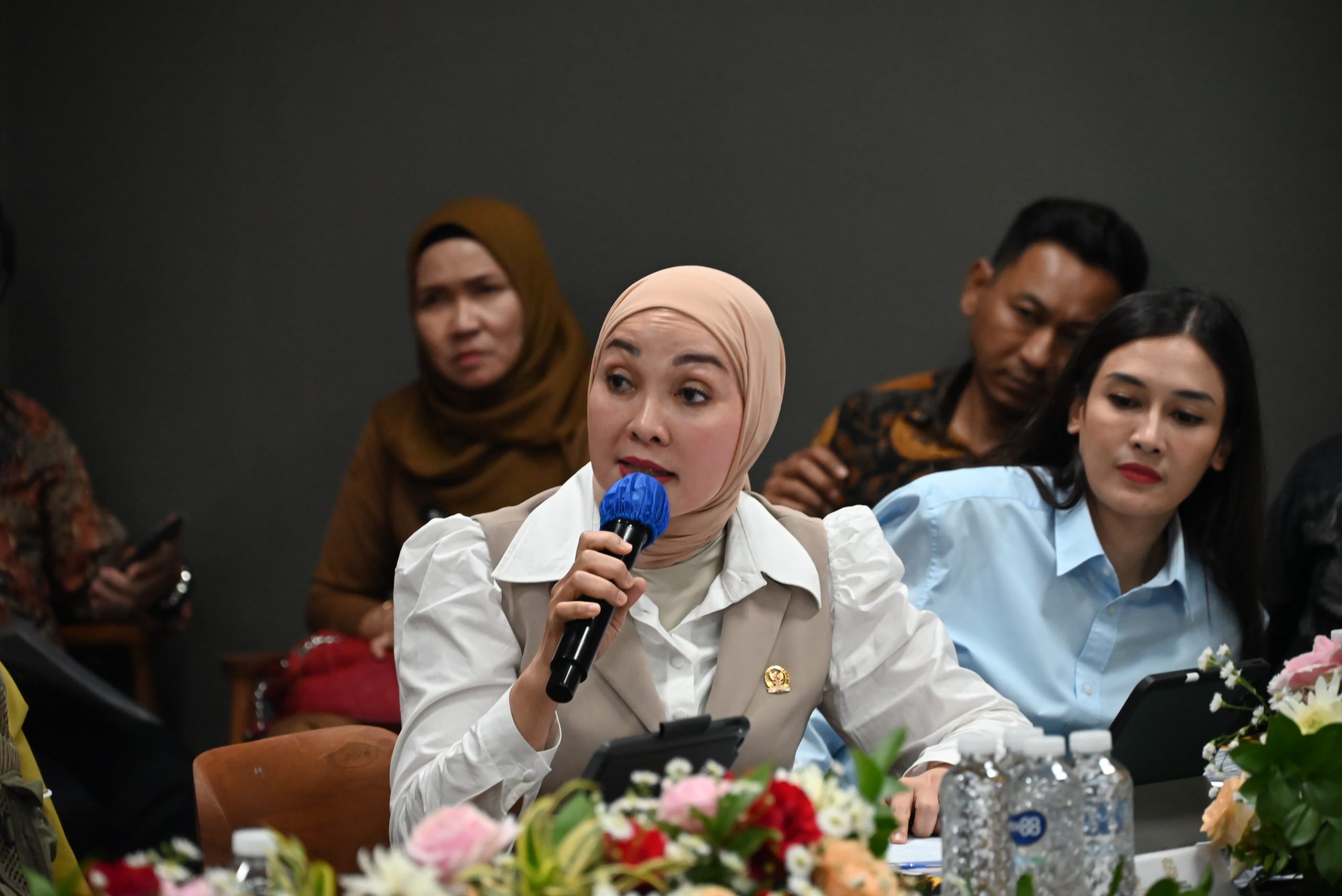 Anggota Komisi VII DPR RI Erna Sari Dewi saat kunjungan kerja spesifik Komisi VII DPR RI ke KEK Singhasari, Malang, Jawa Timur, Selasa (15/7/2025). Foto : Agung/Andri.