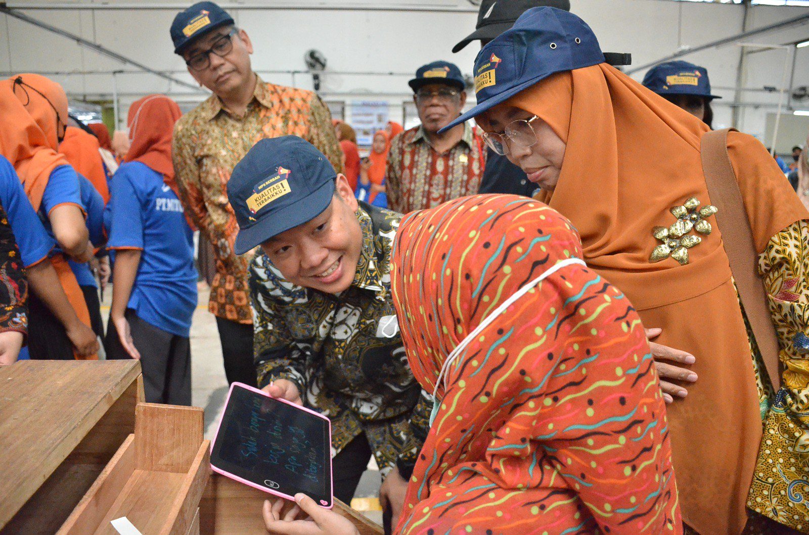Ketua Komisi IX DPR RI Charles Honoris saat memimpin kunjungan kerja spesifik ke PT Mitra Adi Jaya (MAJ), Sleman, Kamis (17/7/2025). Foto: Ubed/vel.