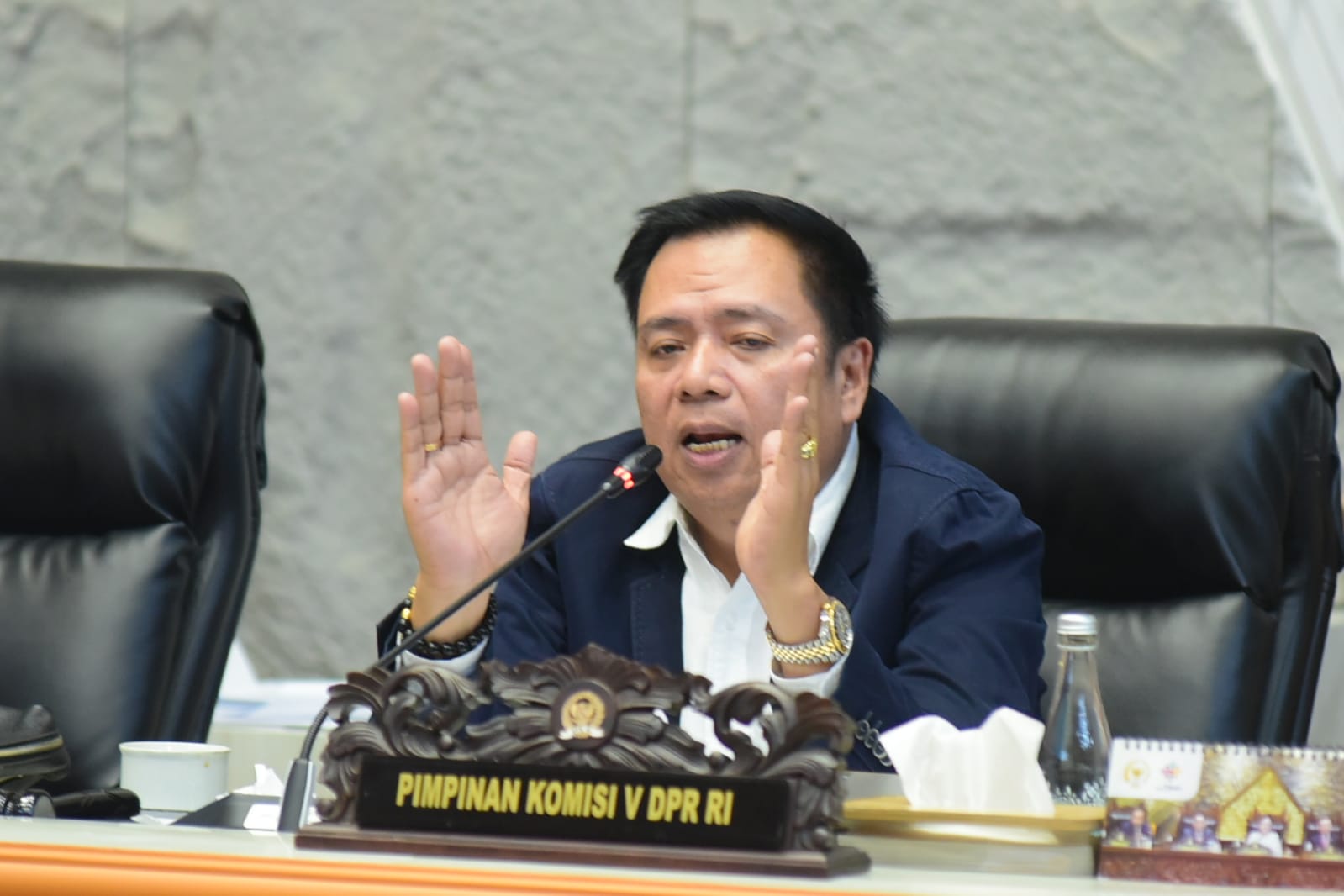 Ketua Komisi V DPR RI Lasarus dalam Rapat Kerja (Raker) Komisi V DPR RI dengan Kementerian Perhubungan di Gedung Nusantara, Senayan, Jakarta, Senin (30/6/2025). Foto: Oji/vel.