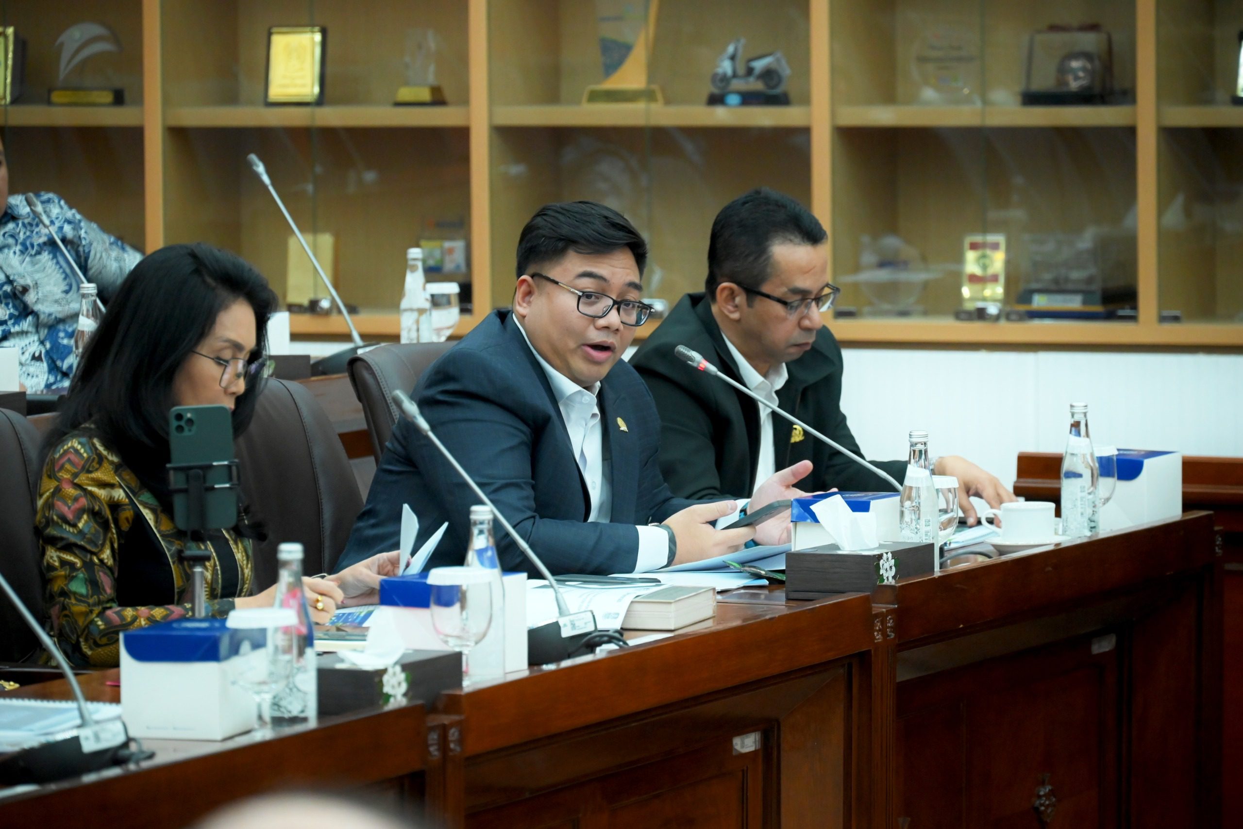 Anggota Komisi VI DPR RI Kawendra Lukistian saat Rapat Dengar Pendapat Komisi VI DPR RI dengan Perum Perumnas dan PT Pembangunan Perumahan di Gedung Nusantara I, Senayan, Jakarta, Selasa (15/7/2025). Foto: Tari/vel.